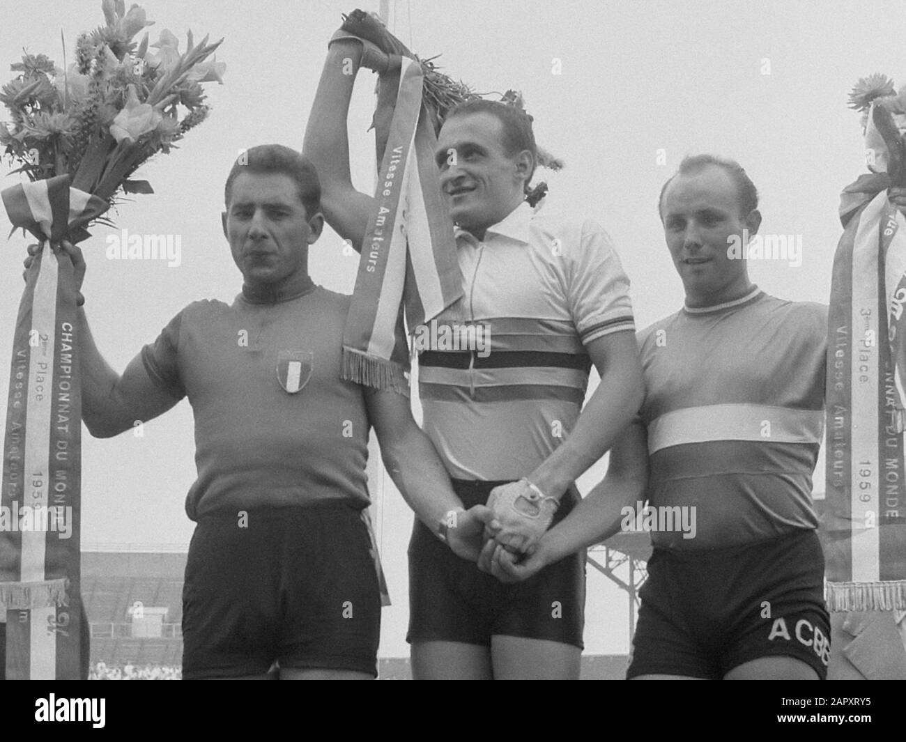 Wereldkampioenschap wielrennen op de baan im het Olympisch Stadion te Amsterdam, huldigender winnaarer Amateursprint Gasparella 9 augustus 1959 Stockfoto