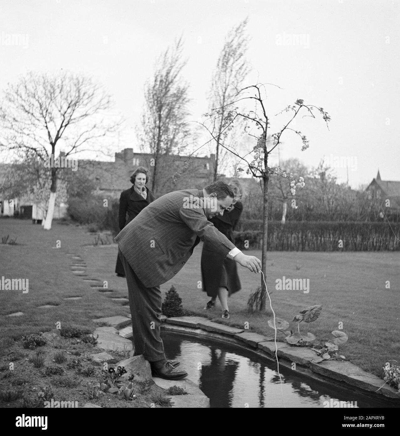 Familienfotos Von den Poller Stieftöchtern Renée und Hans mit Herrn Naumann in seinem Garten Datum: 1932 Stichwörter: Gärten, Teiche Personenname: Naumann, Stockfoto