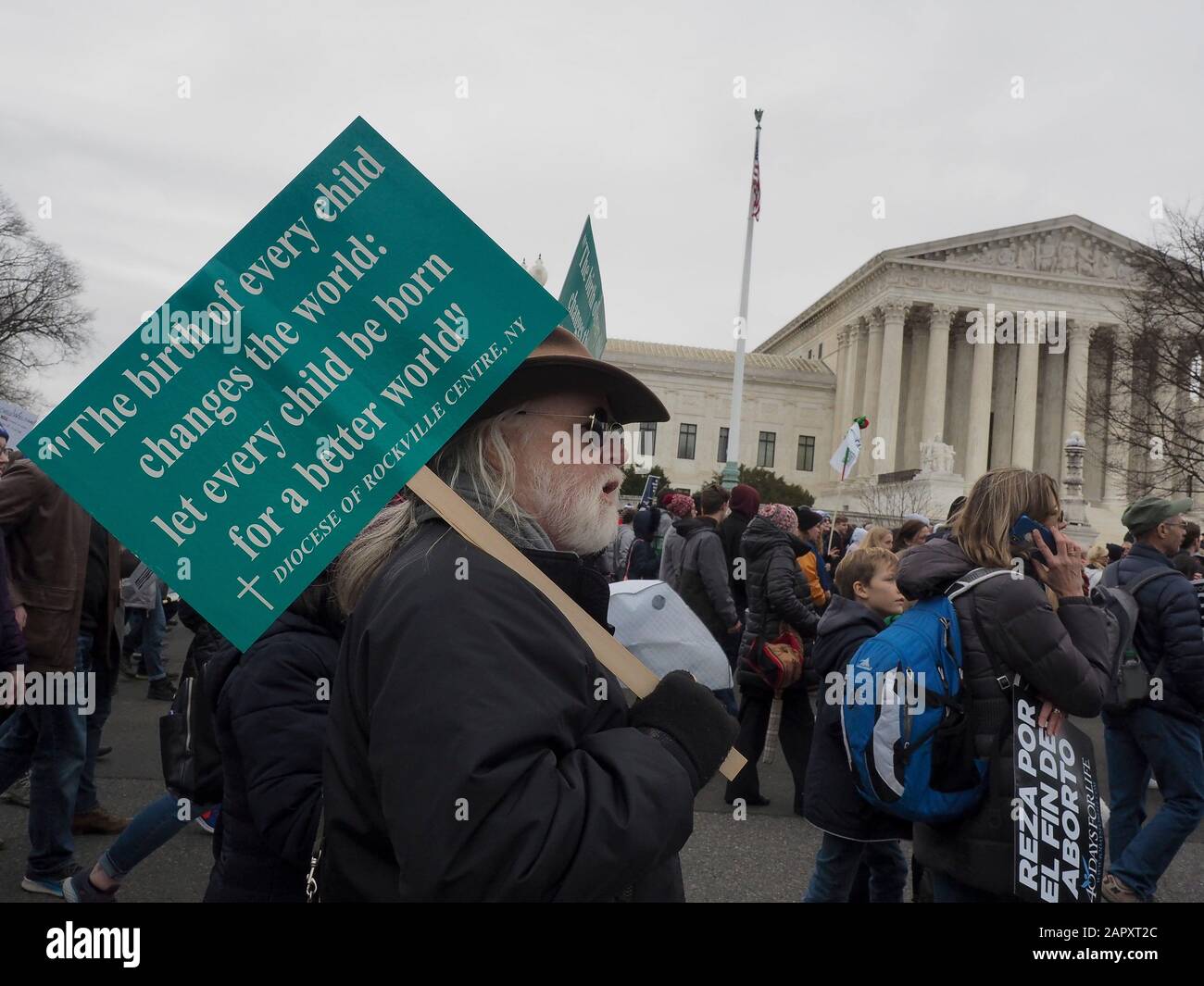 Washington DC, USA. Januar 2020. Am 24. Januar 2020 parieren die Teilnehmer im März in Washington, D.C. am Obersten Gerichtshof vorbei. Dieser lebensfreundliche marsch soll sich erinnern und Widerstand gegen die Entscheidung des Obersten Gerichtshofs von Roe v. Wade aus dem Jahr 1973 zeigen, die die Abtreibung in allen 50 Bundesstaaten legalisierte. Credit: Sue Dorfman/ZUMA Wire/Alamy Live News Stockfoto