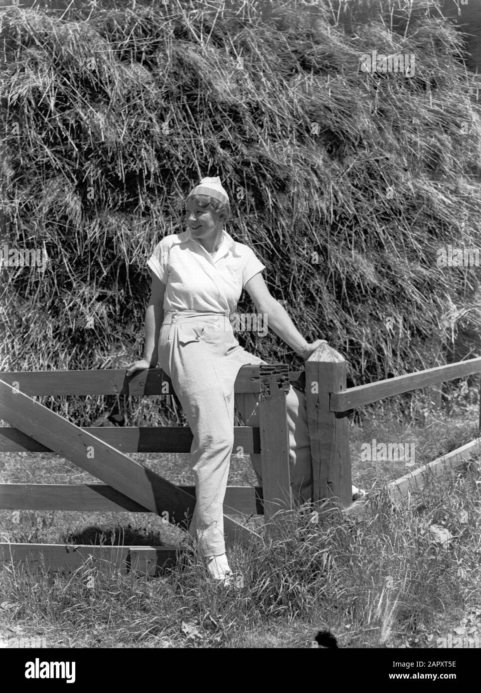 Familienfotos Van der Polls Woman Nell Langlais in einem Wald am Veluwe Datum: 1933 Schlüsselwörter: Wälder, Zäune, Kinder Personenname: Veluwe Stockfoto