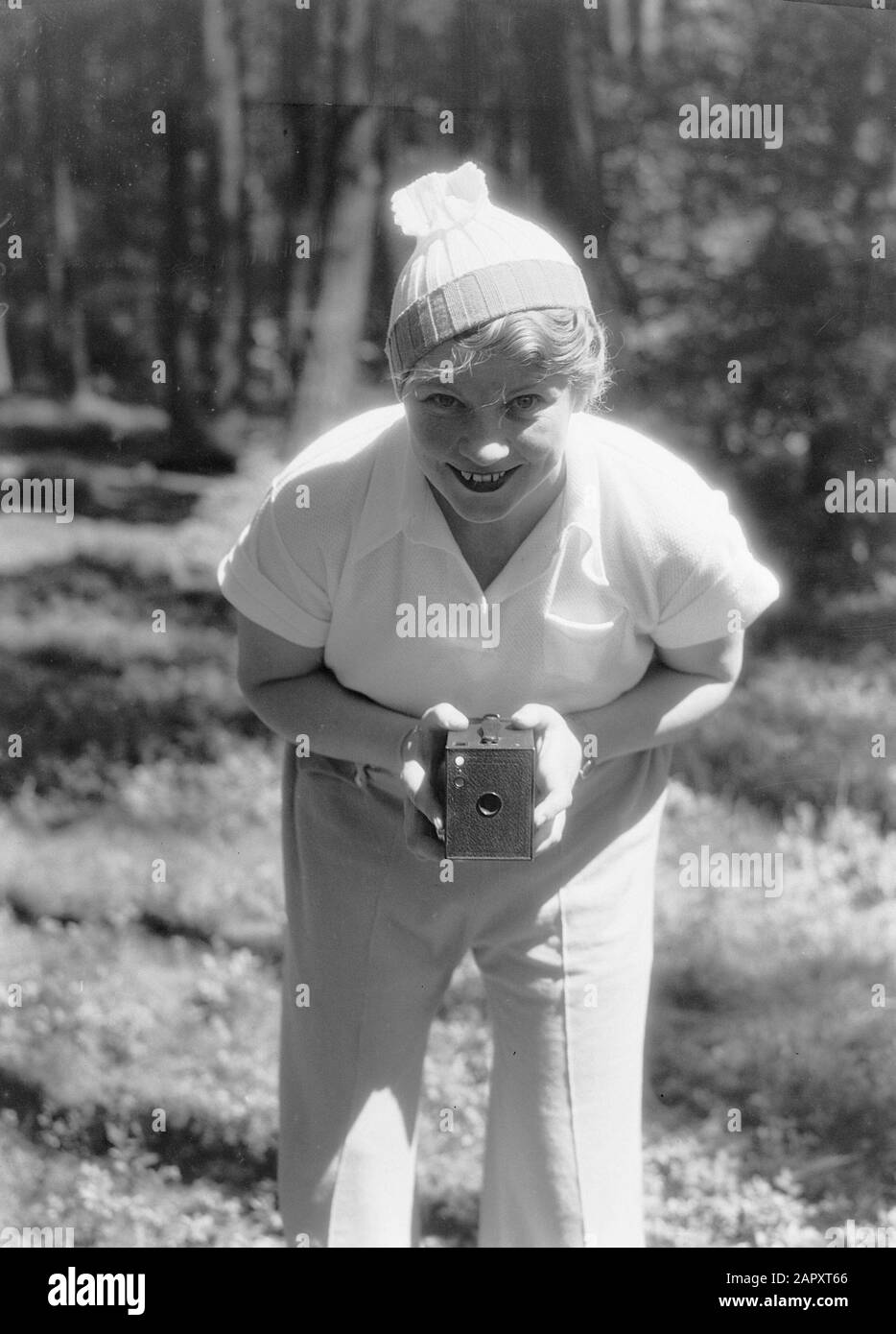 Familienfotos Van der Polls Woman Nell Langlais mit Kamera in einem Wald auf der Veluwe Datum: 1933 Ort: Veluwe Schlüsselwörter: Wälder, Fotografen, Frauen Stockfoto
