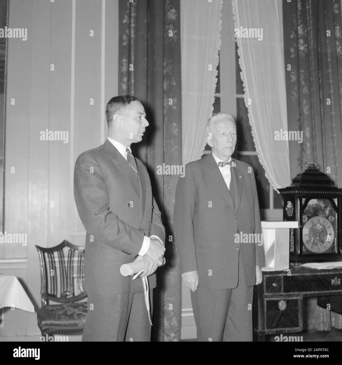 Firmenfotografie KLM Van de Poll Von links nach rechts Herr H.W.A. Heldring und Ir. Vincent Willem van Gogh bei der Verleihung des KLM Sponsored Skipper of the Flying Dutchman Prize Datum: 27. april 1959 Ort: Amsterdam, Noord-Holland Schlagwörter: Interieur, Preise Personenname: Gogh, V.W. van, Heldring, H.W.A. Name der Einrichtung: Stedelijk Museum Stockfoto