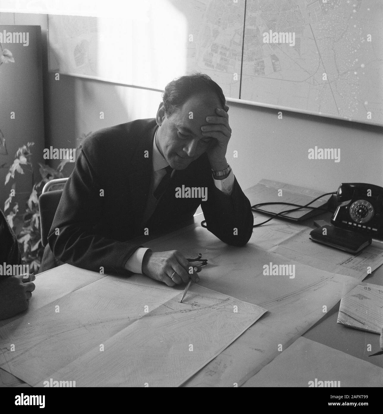 Personen, die in der U-Bahn in Rotterdam arbeiten, W. Reinders (Dordrecht) am Zeichenraum Datum: 8. Februar 1961 Ort: Dordrecht Schlüsselwörter: Zeichenräume persönlicher Name: W reinders: Behrens, Herbert/Anefo Stockfoto