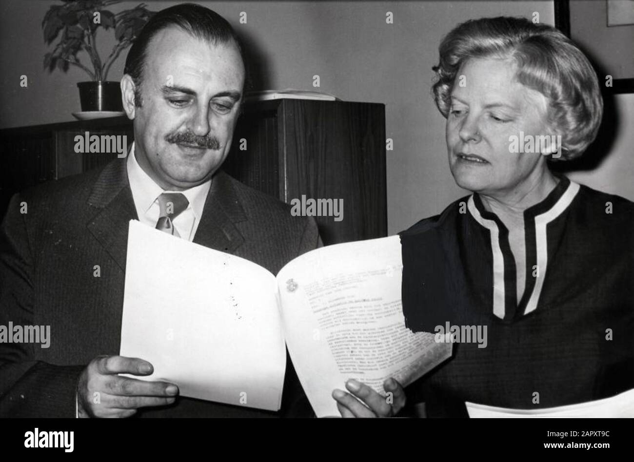 Elisabeth Vder-Smit (VVD) Staatssekretärin für Gesundheits- und Umwelthygiene, zusammen mit Herrn Geurtsen. Den Haag, Niederlande, 12. Februar 1975. Stockfoto