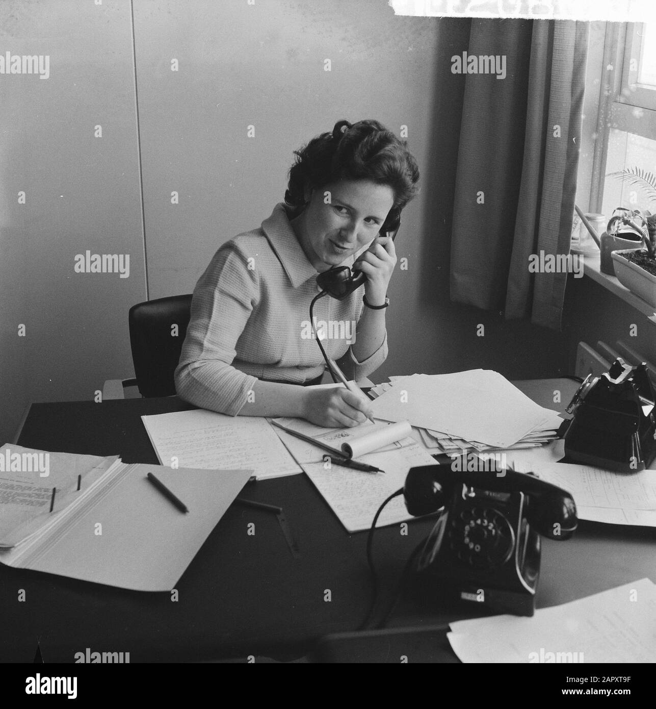 Mitarbeiter der U-Bahn in Rotterdam, Miss To Teunissen, Sekretärin von Herrn Plantema, Leiter des Tunnelbaus Datum: 8. Februar 1961 Standort: Rotterdam, Zuid-Holland Schlüsselwörter: Metro, Sekretärinnen Personenname: Teunissen To Stockfoto