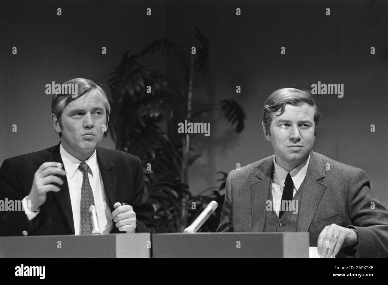 Wahlergebnisse PS im Studio Hilversum VON NOS. Nummer 3 Links Ad Langebent und (rechts) Marcel van Dam Nummer 4 Links Jurgens und Ed van Thijn/Datum: 18. März 1970 Ort: Hilversum Stichwörter: Wahlergebnisse persönlicher Name: Ad Langebent, Dam, Marcel van, Jurgens, Thijn, Ed van Stockfoto