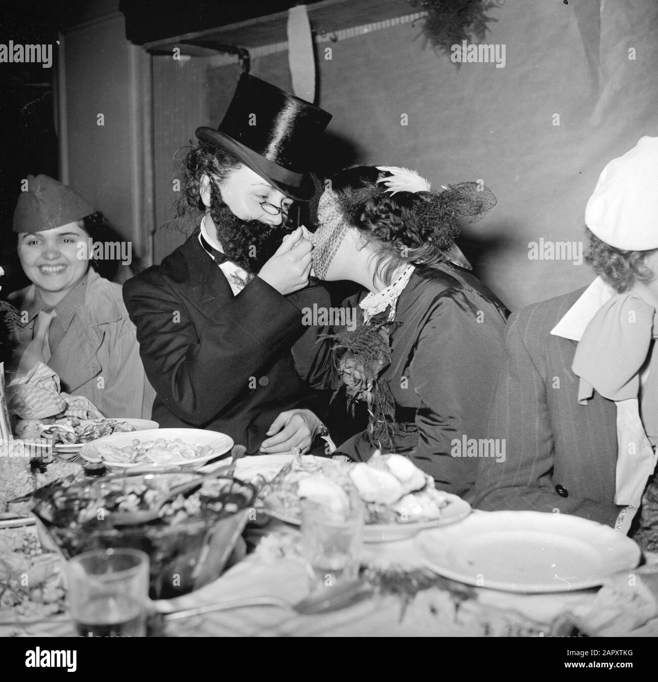 Fest von Sainte Cathérine in Paris, der Urlaub der französischen Modehäuser am 25. November dressierte Gäste auf der Party im Maison Raymonde Annotation: In Paris wird das fest von Sainte Cathérine gefeiert, das von Mädchen gefeiert wird, die mit 25 Jahren noch unverheiratet sind und in der Modebranche arbeiten. Sainte Cathérine ist ihr Patronatsdatum: {1950-1955} Ort: Frankreich, Paris Schlüsselwörter: Feiertage, Feste, Kostüme, Mahlzeiten, Modehäuser Stockfoto