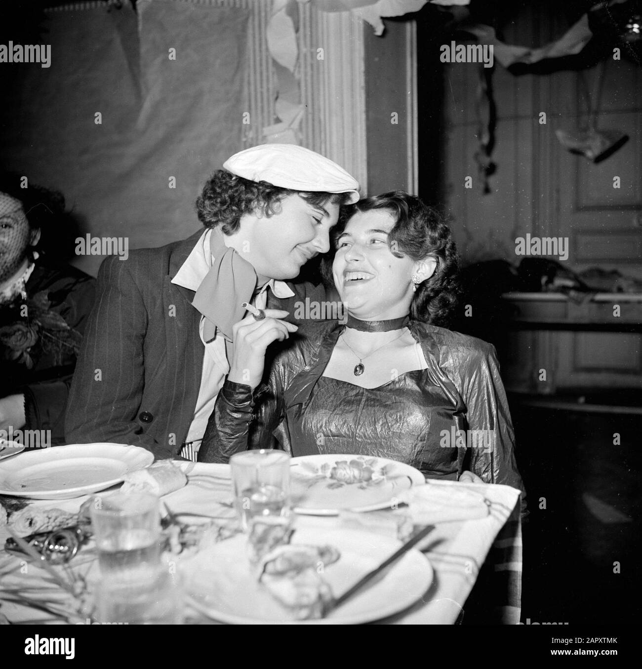 Festessen von Sainte Cathérine in Paris, der Feiertag der französischen Modehäuser am 25. November dressierte Gäste auf der Party in einem der Pariser Workshops Anmerkung: In Paris wird das fest von Sainte Cathérine gefeiert, das von Mädchen gefeiert wird, die mit 25 unverheiratet sind und in der Modebranche arbeiten. Sainte Cathérine ist ihr Patronatsdatum: {1950-1955} Ort: Frankreich, Paris Schlüsselwörter: Feiertage, Feste, Kostüme, Mahlzeiten, Modehäuser Stockfoto