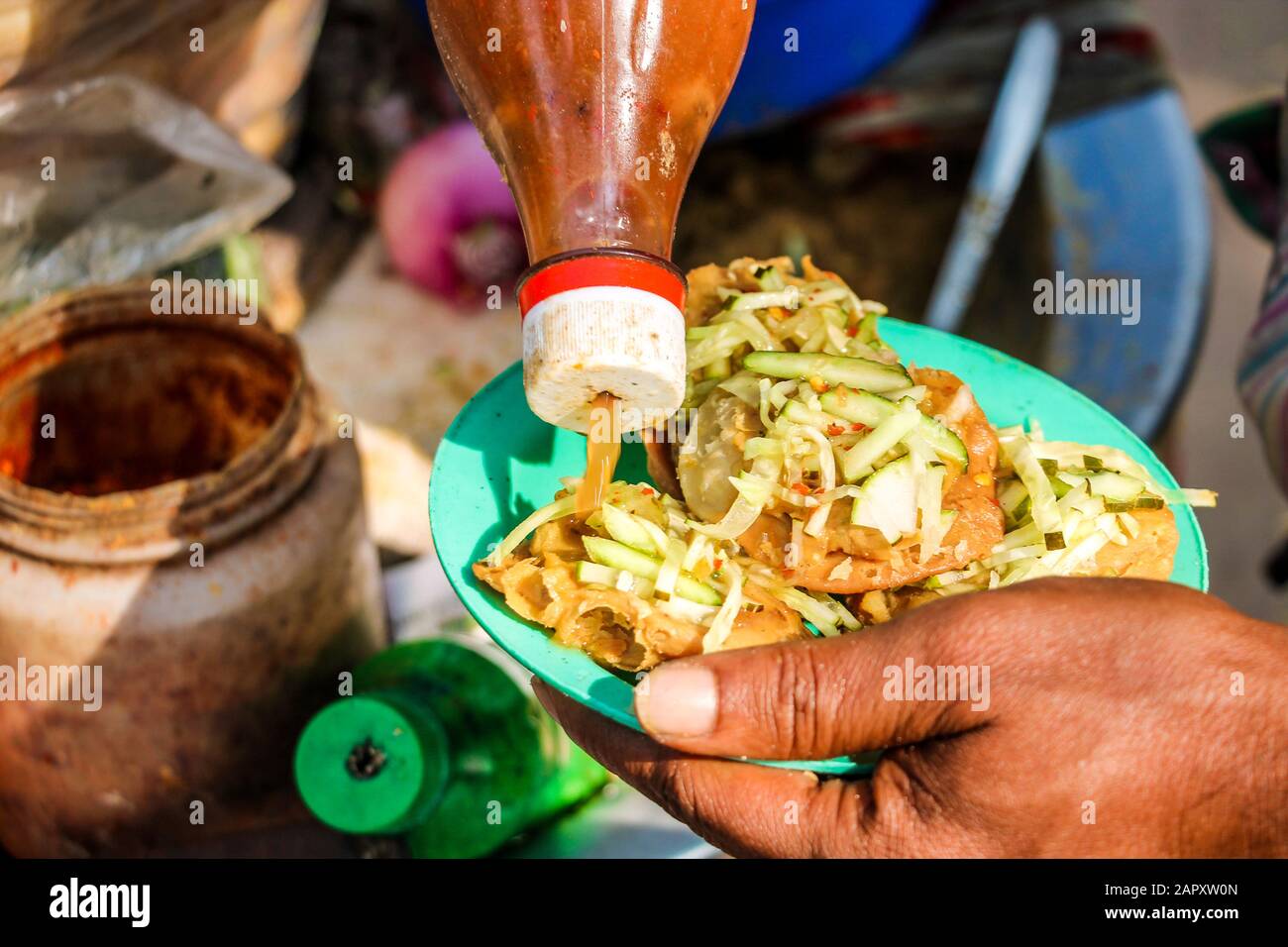 Südasiatische Indische Bangladeschische Straße Essen Bhelpuri / Velpuri / Panipuri / Golgappa Stockfoto