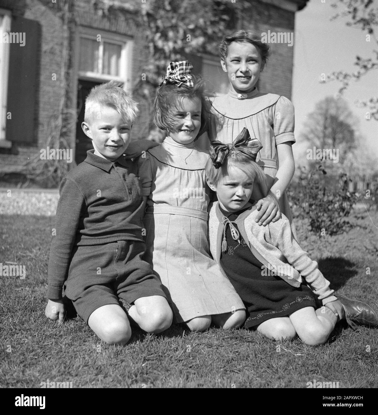 Bauernhof in Angerlo Vier Kinder für den Bauernhof Datum: 1932 Ort: Angerlo, Gelderland Schlüsselwörter: Kinder Stockfoto