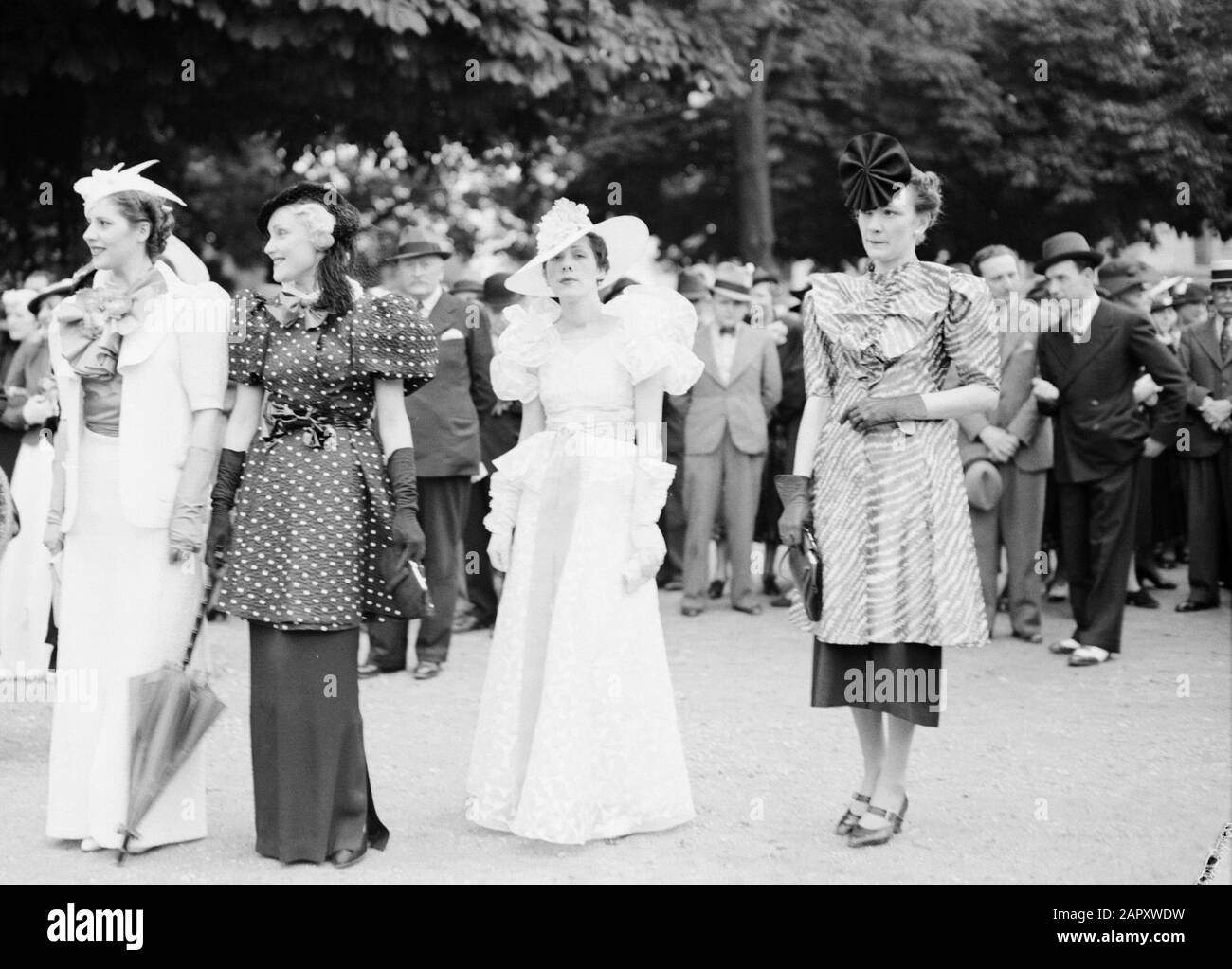 Modefotos in Auteuil Vier Modelle mit Hüten Datum: 28. Juni 1936 Standort: Frankreich, Paris Schlagwörter: Kleidung, Mode Stockfoto