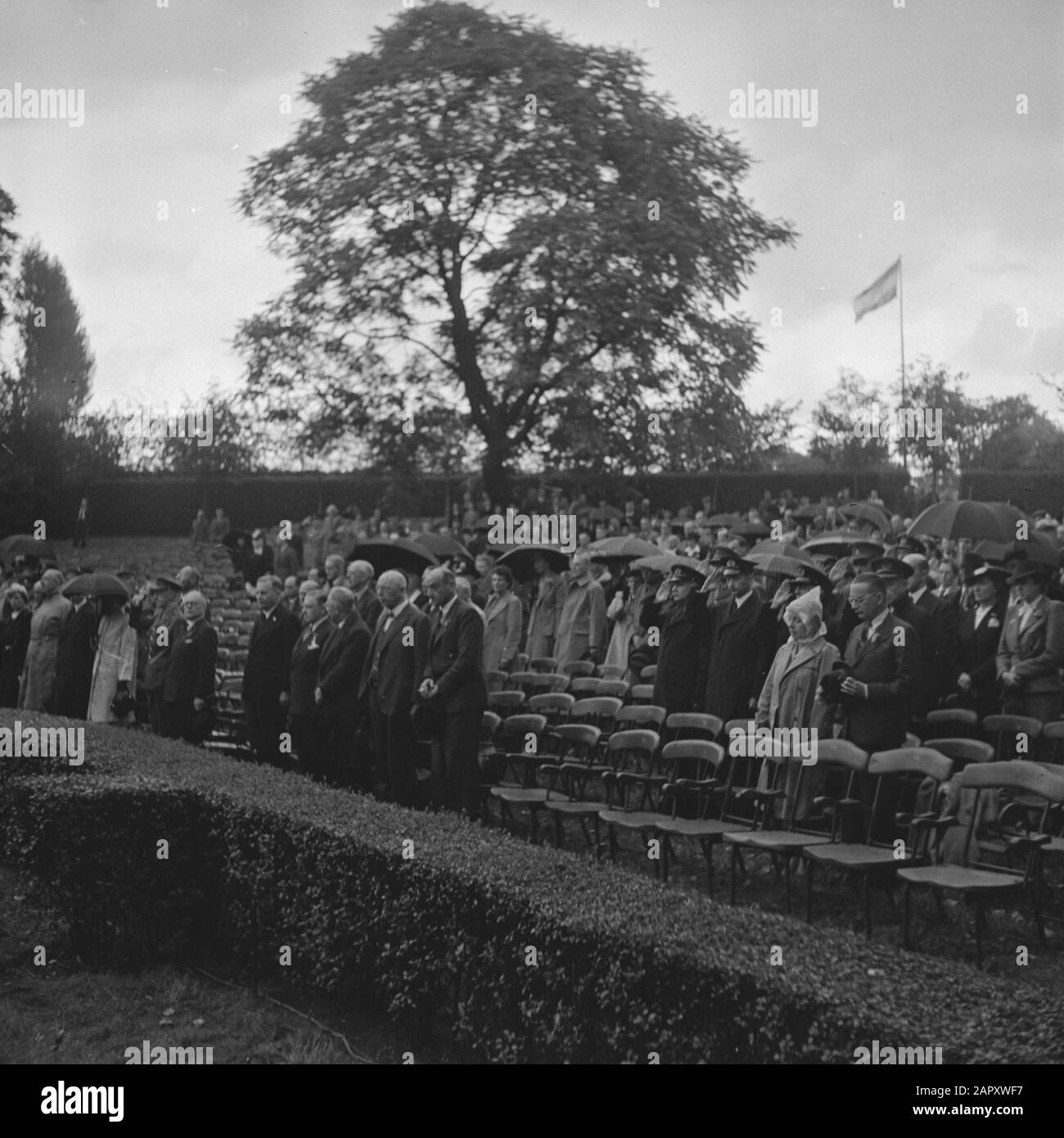 HIE [Holland in England]/Anefo London Serie Feier des 64. Jahrestags der Königin Wilhelmina im Regents Park. Die Nationalhymne wird gespielt Anmerkung: Es beginnt zu regnen Datum: 31. August 1944 Ort: Großbritannien, London Schlagwörter: Königshaus, Zweiter Weltkrieg, Geburtstage, Feiern, Folk Songs Institution Name: Regent's Park Stockfoto