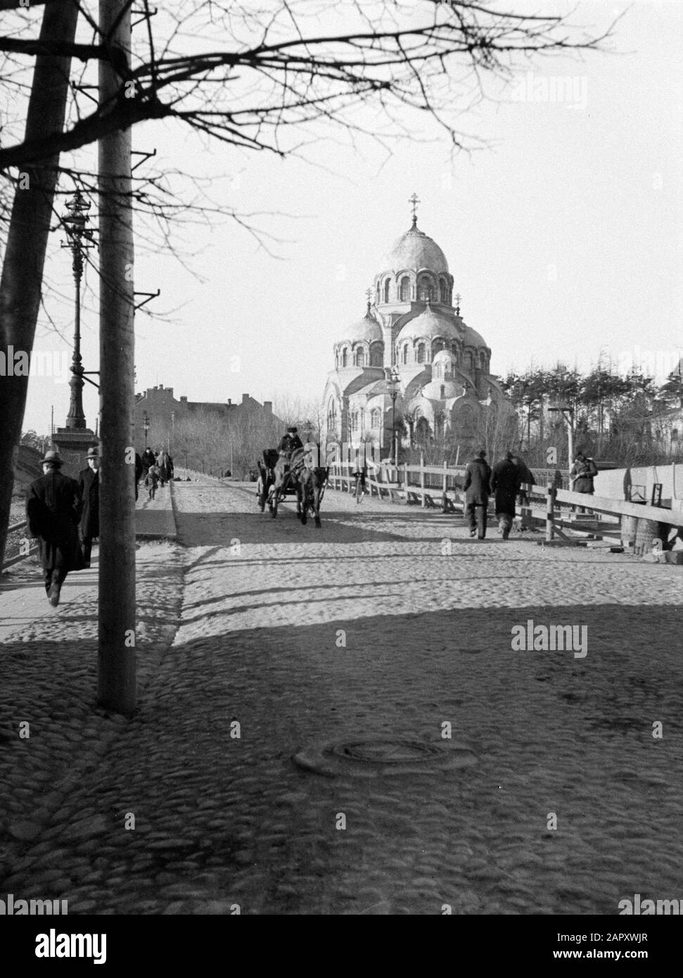Reise nach Litauen Wilna. Orthodoxe Kirche des Auftretens der Mutter Gottes (Znamenskaya) an der Zverynas-Brücke über den Fluss Neris. Auf der Brücke ein Kutschendatum: 1934 Standort: Litauen, Vilnius Schlüsselwörter: Kirchenbauten, Kutschen, Stadtplastiken Stockfoto