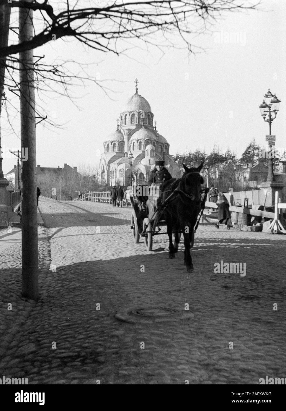 Reise nach Litauen Wilna. Orthodoxe Kirche des Auftretens der Mutter Gottes (Znamenskaya) an der Zverynas-Brücke über den Fluss Neris. Im Vordergrund eine offene Kutsche mit Kutscher am Ziegendatum: 1934 Standort: Litauen, Vilnius Schlüsselwörter: Kirchenbauten, Kutschen, Stadtbilder Stockfoto