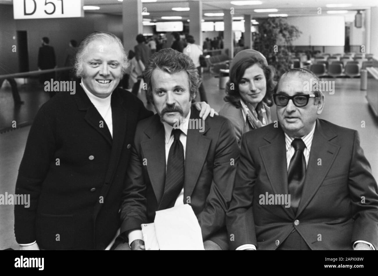Die Filmemacher von Een Brug kommen zu weit nach Schiphol, was die Filmaufnahmen in den Niederlanden BETRIFFT. V. L.N.R. Regisseur Richard Attenborough, Drehbuchautor William Goldman und Produzent Joe Levine Datum: 24. Juli 1975 Standort: Noord-Holland, Schiphol Schlüsselwörter: Ankunft und Abreise, Gruppenporträts, Produzenten, Regisseure persönlicher Name: Attenborough, Richard, Goldman, William, Levine, Joe Stockfoto