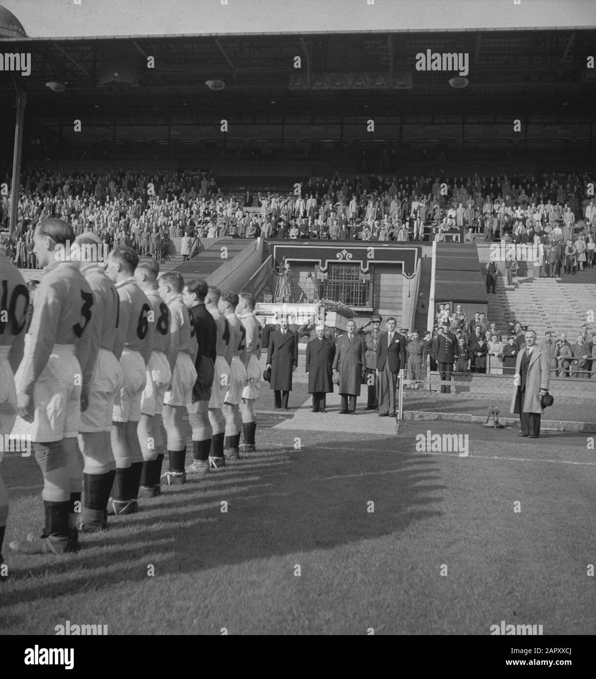 Fußballspiel Netherlands-Belgien in Wembley in London. Es ist das zweite Spiel zwischen den beiden Ländern auf englischem Gebiet. Belgien gewinnt den Wettbewerb mit 5-4 und wurde von einer großen Anzahl von niederländischen und belgischen Regierungsgrößen besucht. Die niederländische Mannschaft, die auf der Rückseite zu sehen war, während sie die nationalen Lieder in Anwesenheit des niederländischen Premierministers Gerbrandy und des belgischen Verteidigungsministers spielte Datum: 11. Oktober 1941 Ort: Belgien, Großbritannien, London Schlagwörter: Minister, Sport, Fußball Des Zweiten Weltkriegs persönlicher Name: Gerbrandy Name Der Institution: Wembley Stadion Stockfoto