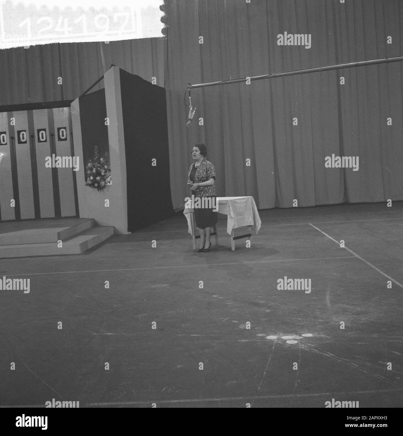 T. v. toto im Expohal. Julia de Gruyter Datum: 29. April 1961 Personenname: EXPOHAL, Julia de Gruyter Stockfoto