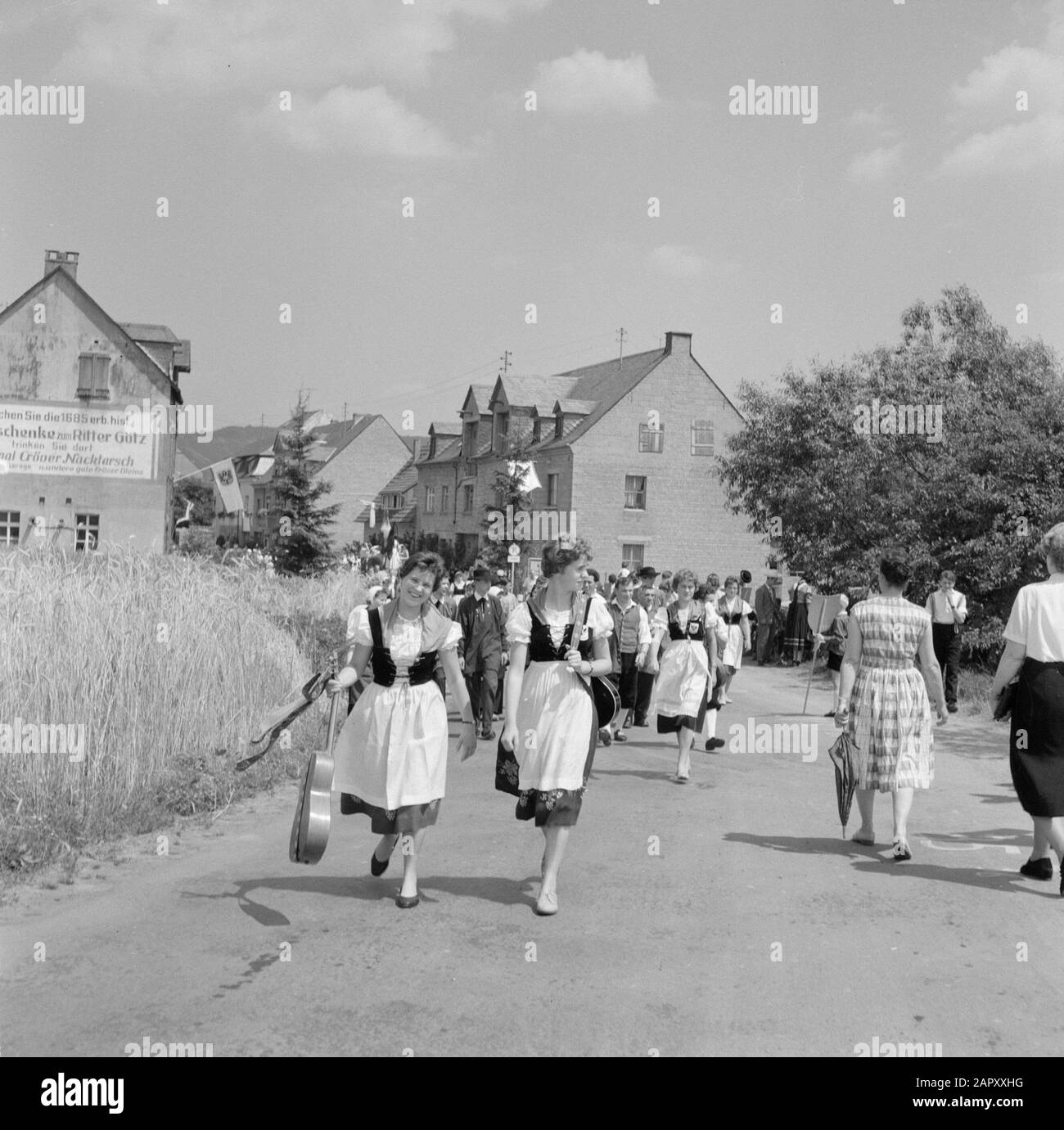 Mosel: Kostüm- und Weinfest Vorbereitung auf die Prozession, eine Gruppe von Mädchen in Tracht Datum: 4. Juli 1959 Ort: Deutschland, Kröv, Rheinland-Pfalz, Westdeutschland Schlagwörter: Kostüme, Volksfeste Stockfoto