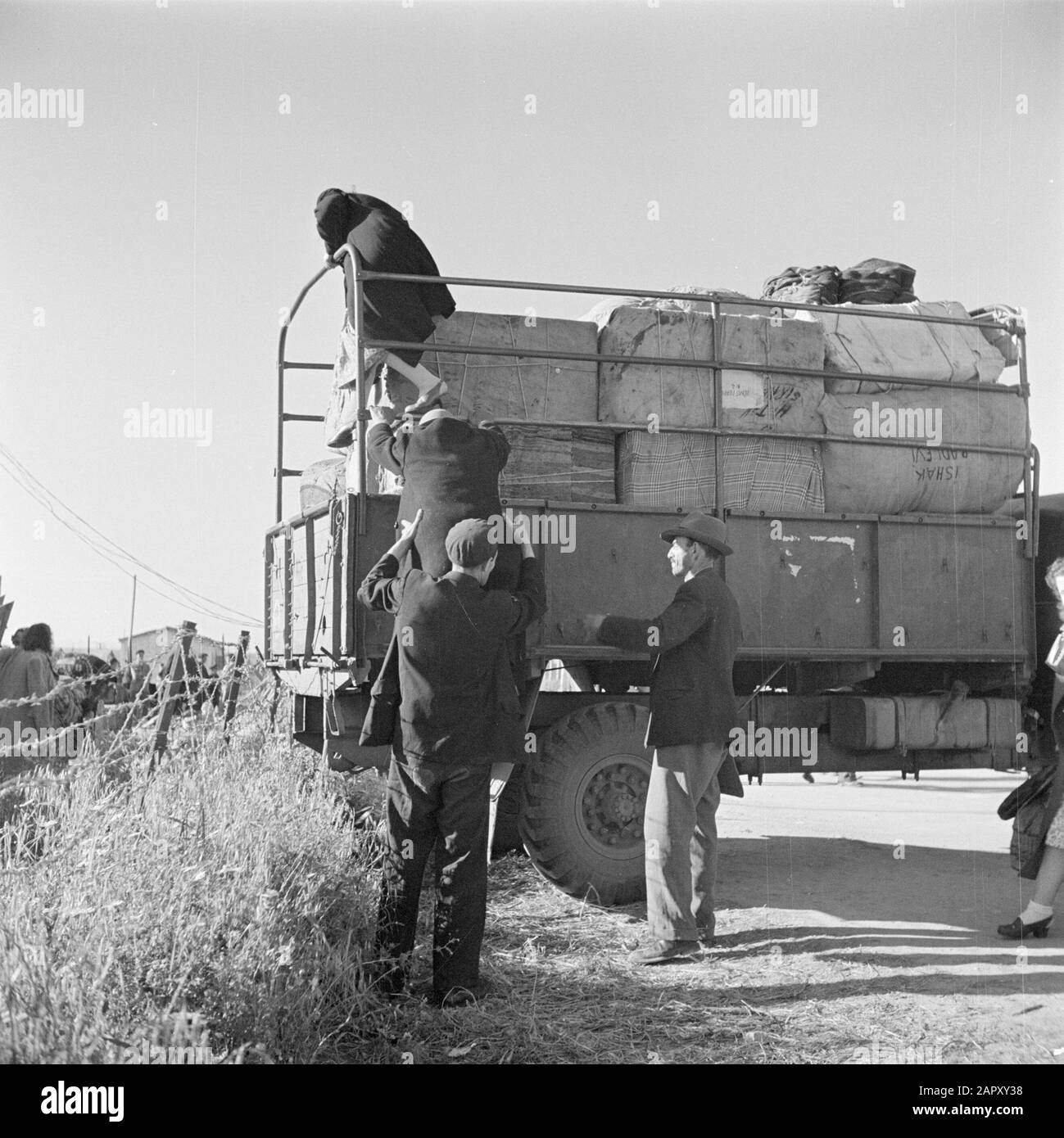 Israel 1948-1949 Lkw mit Gepäck von Auswanderern (Öl) im Durchgangslager St. Lucas in Haifa Datum: 1948 Ort: Haifa, Israel Schlagwörter: Gepäck, Auswanderer, Transportmittel, LKW-Name: Saint Lucas Stockfoto