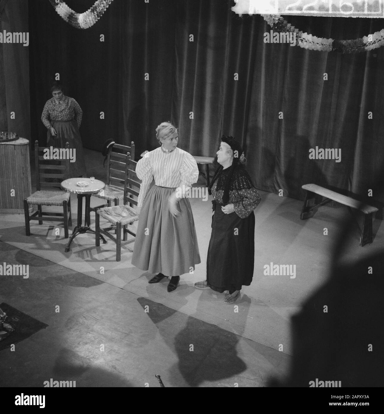 TV-Auftritt der Jantjes. Blonde Begrüßung und Staudamm Betje Anmerkung: Kitty Jansen (Blonde Greet), Mies Peijter (Mutter Betje) Datum: 13. März 1961 Schlagwörter: TV-Auftritte Stockfoto