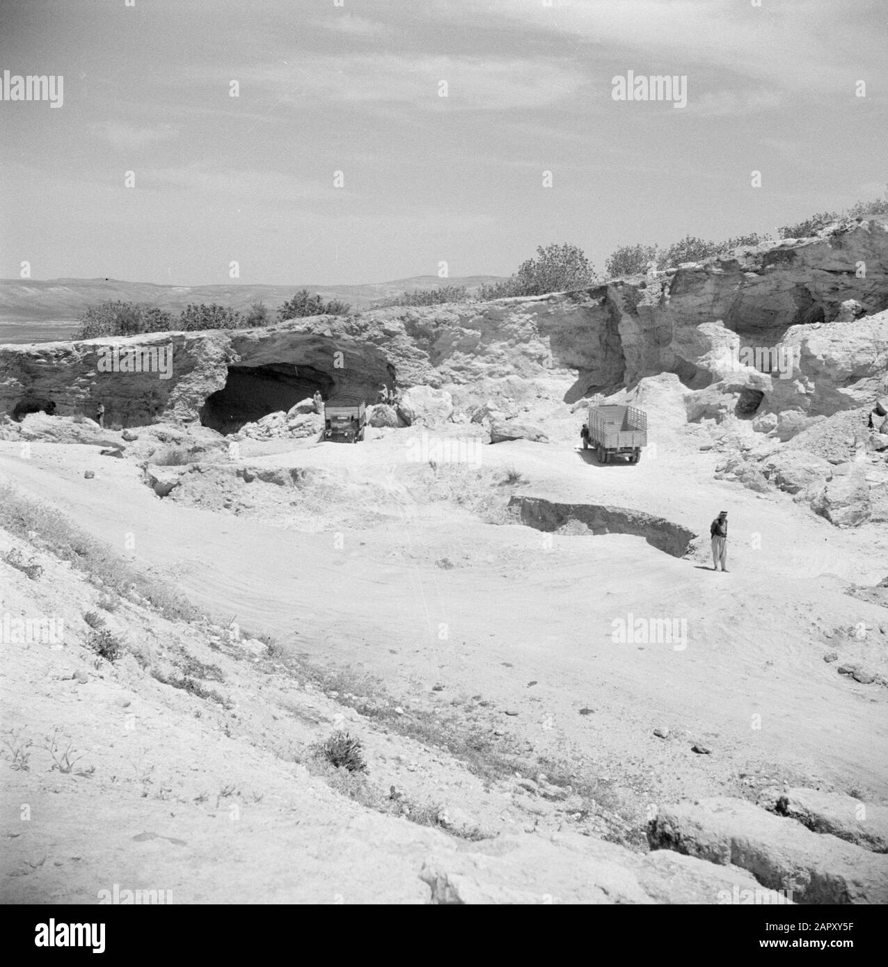 Naher Osten 1950-1955: Jordan Trucks in einem Steinbruch in der Nähe des Flüchtlingslagers Hussein in der Nähe von Amman Datum: 1950 Standort: Jordan Keywords: Steinbrüche, Lastwagen Stockfoto