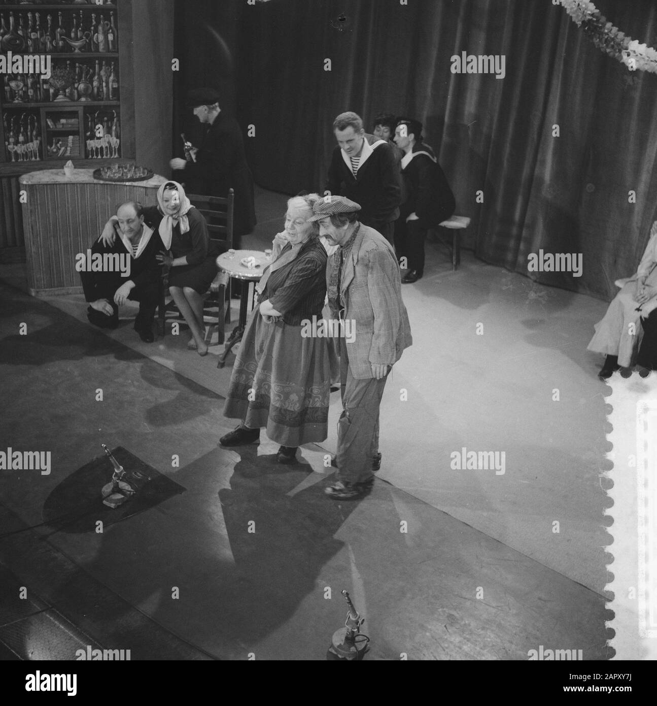 TV-Auftritt der Jantjes. MA Drop und ihr Ehemann Annotation: Beppie Nooy Sr. (Ma Drop) und Rien van Nunen (De Mop) Datum: 13. März 1961 Schlüsselwörter: TV-Auftritte Stockfoto