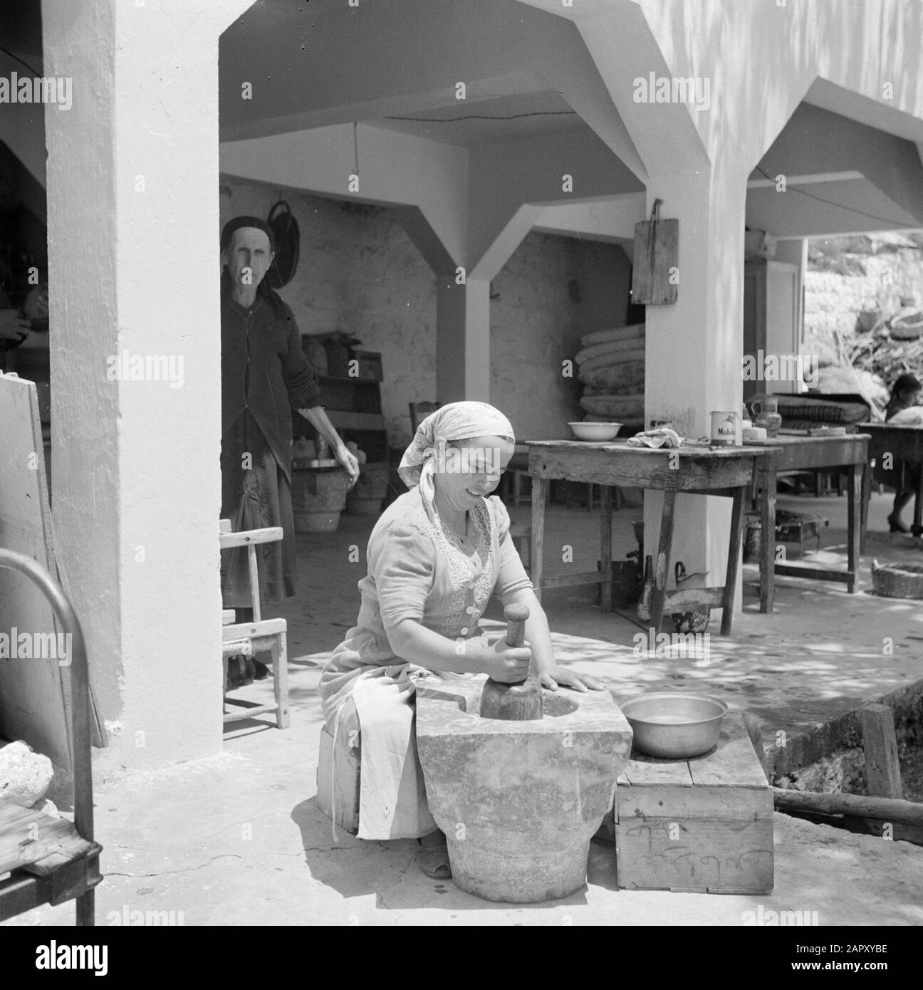 Naher Osten 1950-1955: Libanonfrau bereitet Koubbeh Datum: 1950 Ort: Beirut, Libanon Schlüsselwörter: Mahlzeiten, Fleisch Stockfoto