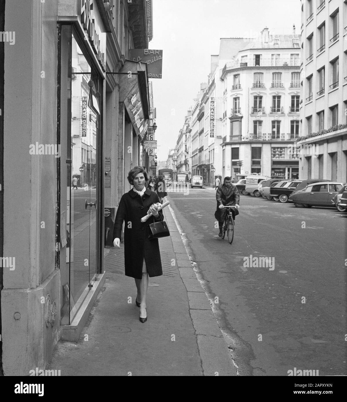 Pariser Bilder [Das Straßenleben von Paris] Frau mit Parzellen in der Hand Datum: 1965 Ort: Frankreich, Paris Schlüsselwörter: Lebensmittel, Straßenbilder, Frauen Stockfoto