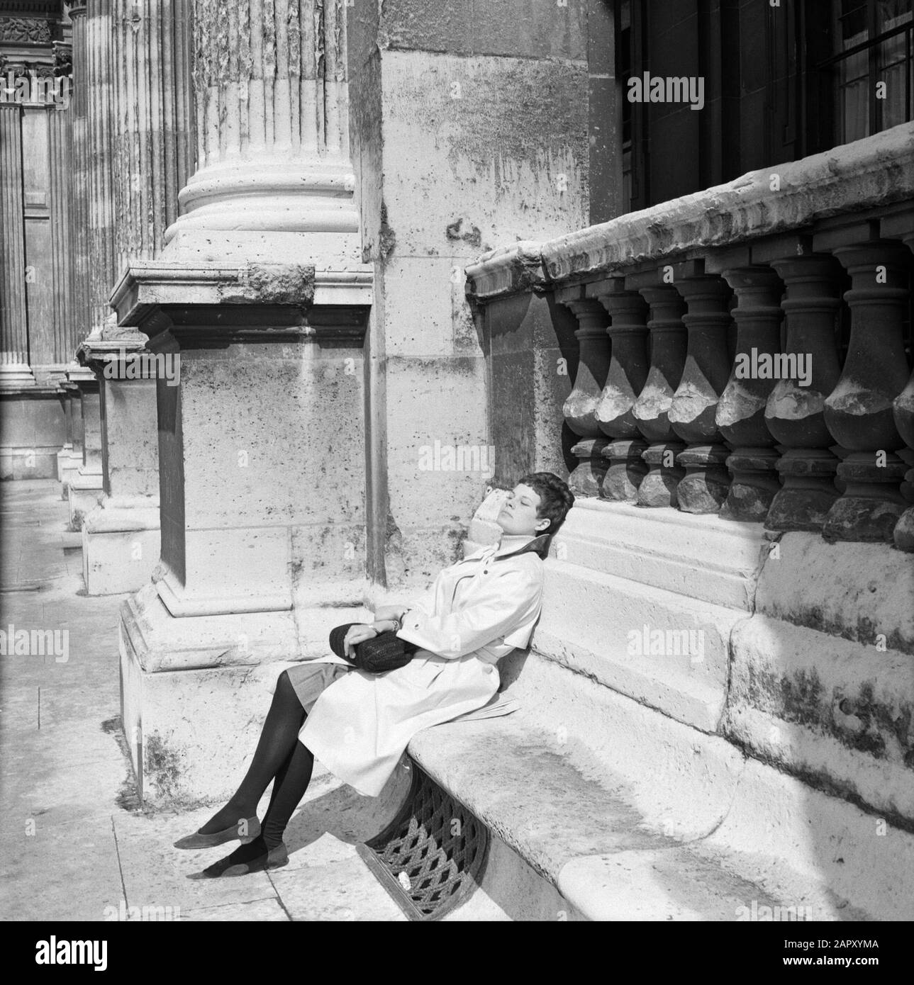 Pariser Bilder [Das Straßenleben von Paris] Frau auf einer Steinbank in der Sonne Datum: 1965 Ort: Frankreich, Paris Stichwörter: Strassenskulpturen, Straßenmöbel, Freizeit Stockfoto