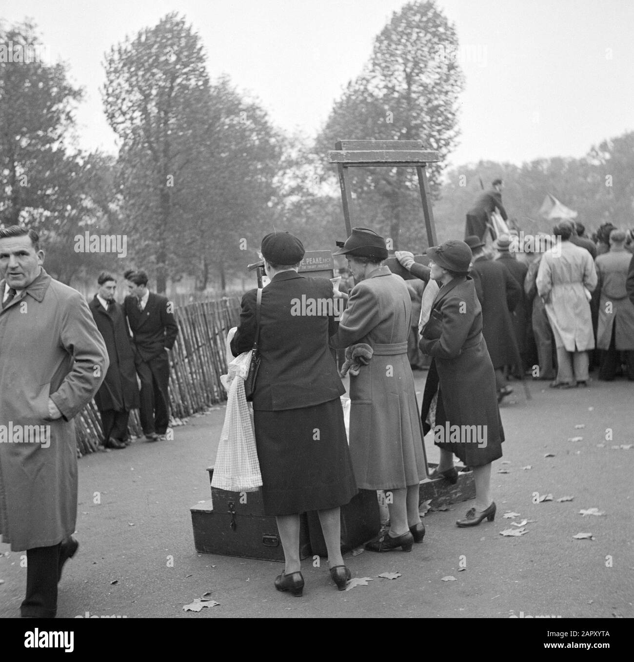 Reportage London Women at the Speakers' Corner in Hyde Park Datum: 1947 Ort: Großbritannien, London Schlüsselwörter: Parks, Reden, Frauen Stockfoto