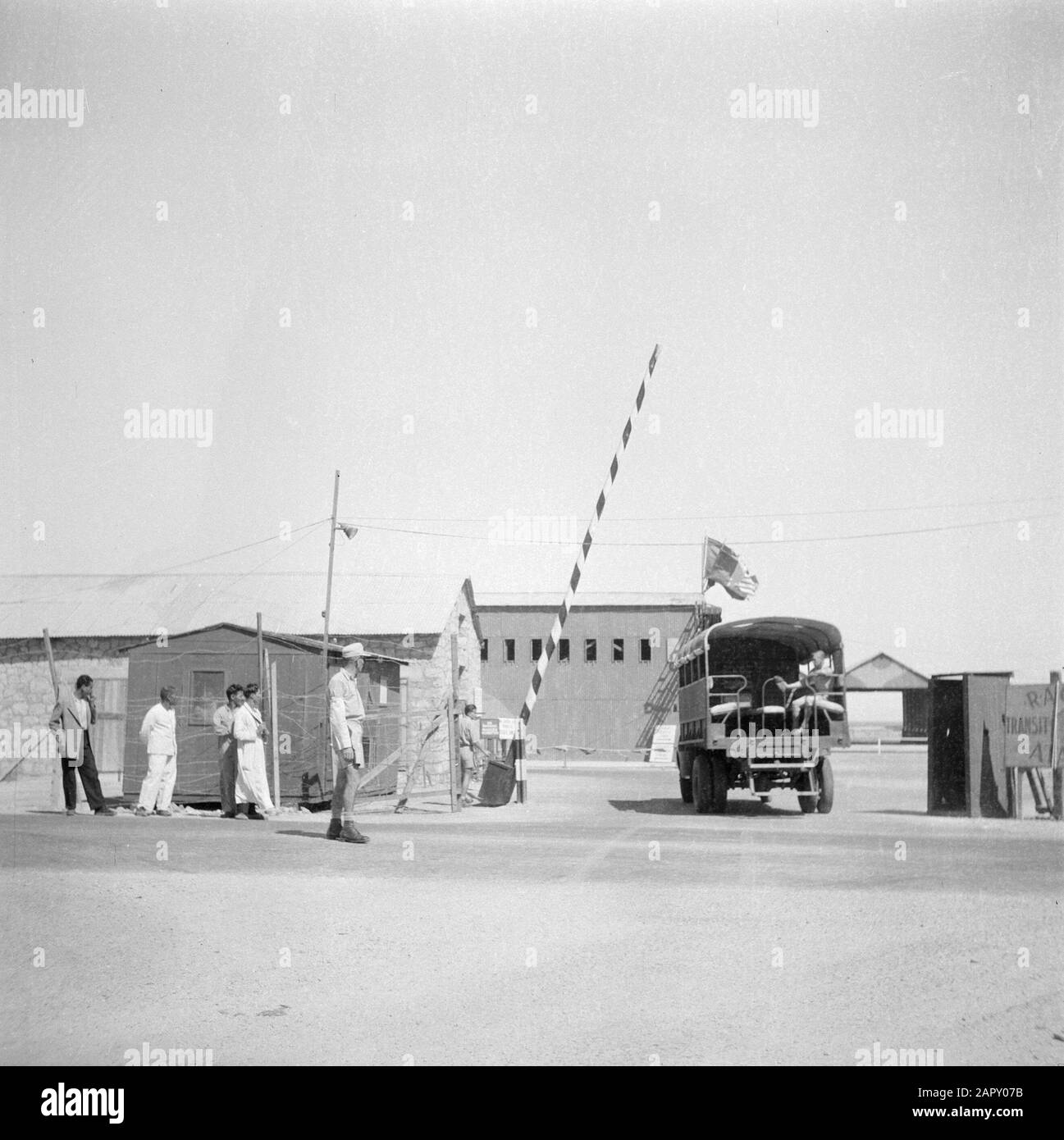 Rückführungsdienst Indien Wachposten am Hafen von Adabya Datum: April 1946 Ort: Ataka, Ägypten Schlagwörter: Lastwagen, Wachen Stockfoto