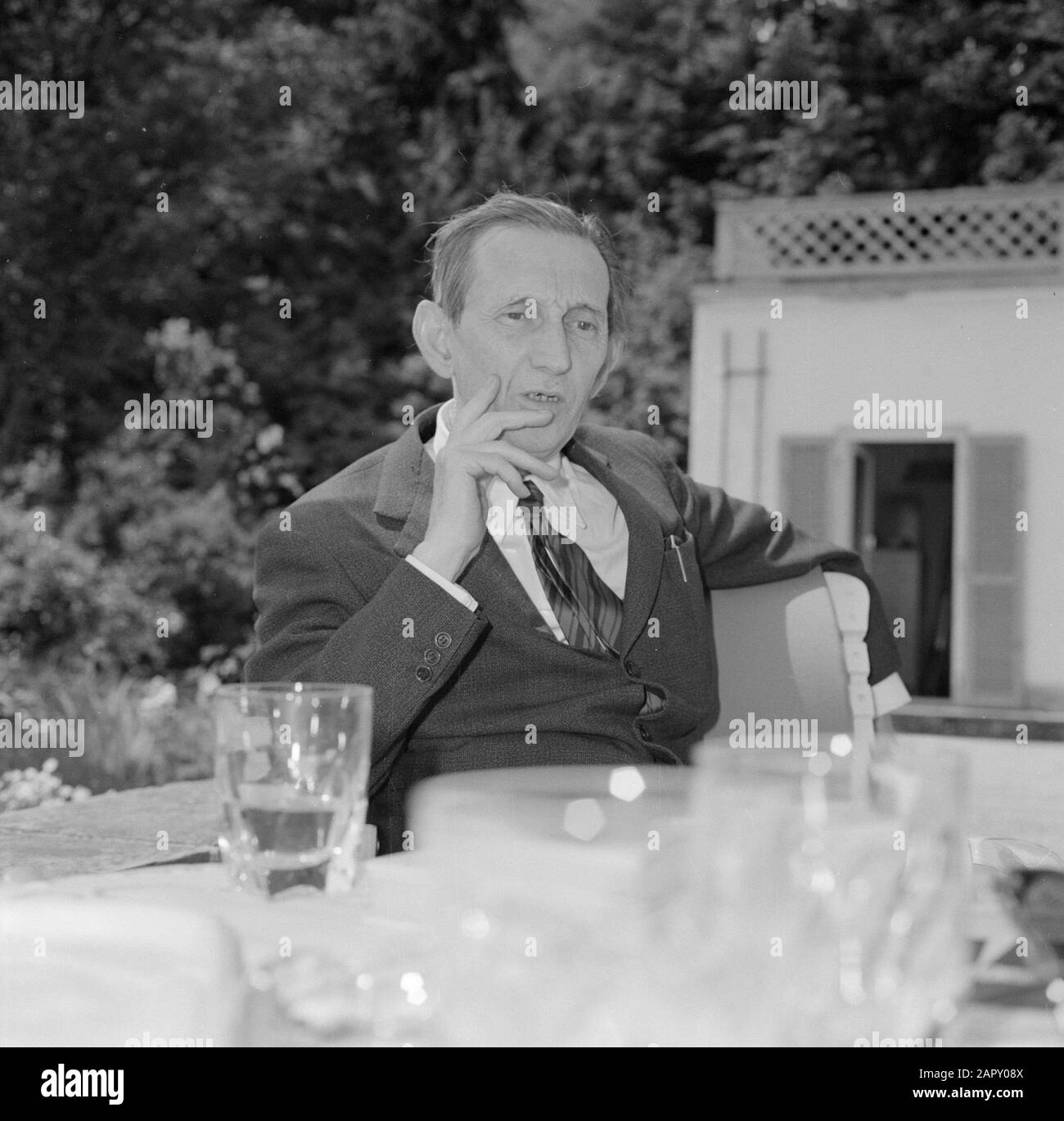 Besuch in Icking Walter Mehring auf einer Terrasse Datum: Juni 1964 Ort: Deutschland, München, Westdeutschland Schlagwörter: Getränke, Möbel, Schriftsteller, Geschirr, Terrassen, Gärten, Wohnen persönlicher Name: Mehring, Walter Stockfoto