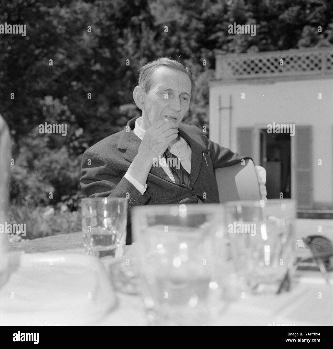 Besuch in Icking Walter Mehring auf einer Terrasse Datum: Juni 1964 Ort: Deutschland, München, Westdeutschland Schlagwörter: Getränke, Möbel, Schriftsteller, Geschirr, Terrassen, Gärten, Wohnen persönlicher Name: Mehring, Walter Stockfoto