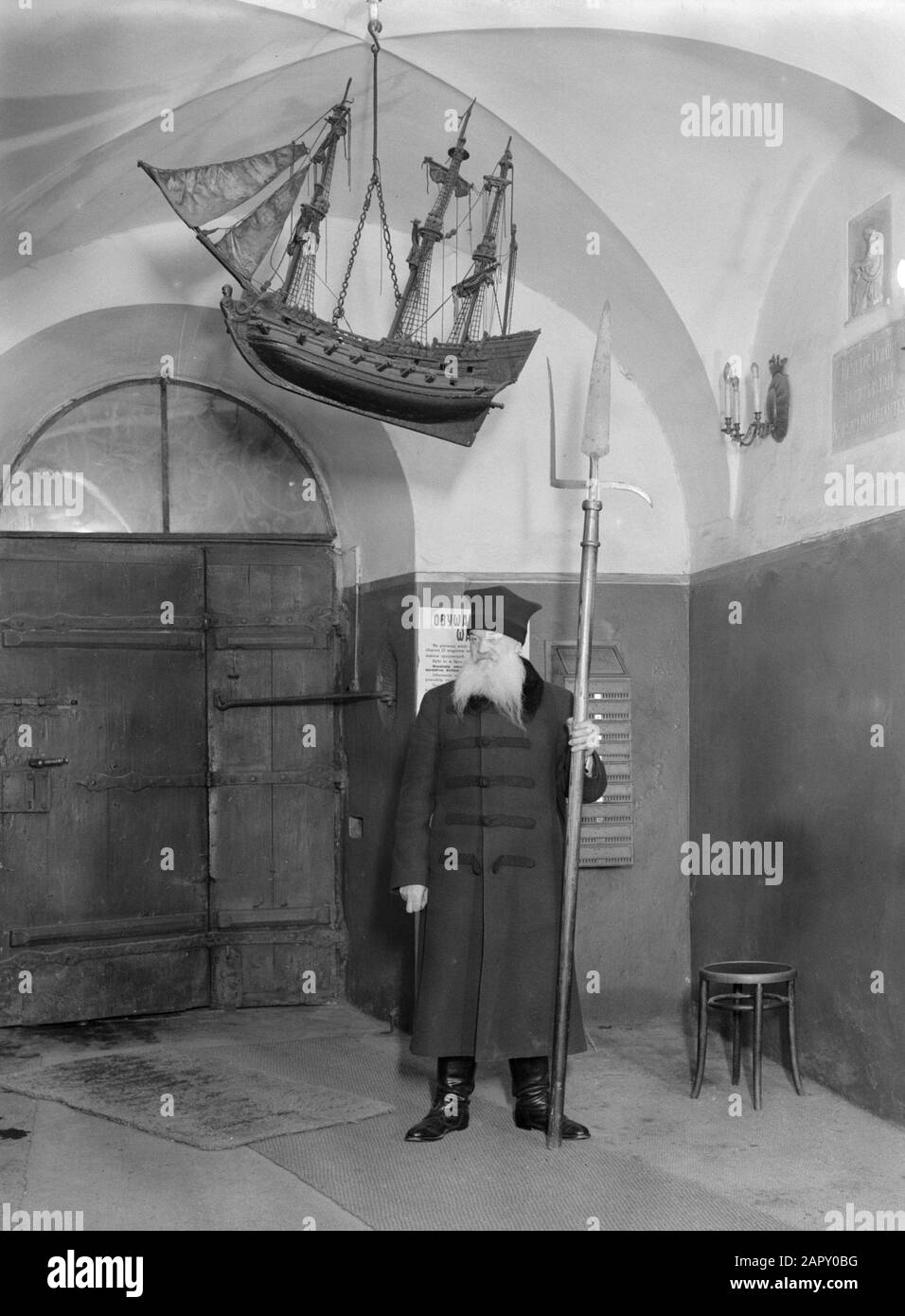 Reisen Sie nach Polen Warschau. Türsteher des Weinguts Fukier in voller Verzierung mit im Vestibül des Unternehmens gehackt. Am Gewölbe hängt ein altes Modell eines Kriegsschiffs aus dem 17. Jahrhundert Annotation: Die Fukiers standen in engem Zusammenhang mit der süddeutschen Bankiersfamilie Fugger, welcher Name auch immer sie ursprünglich verwendeten. Ihr Weingut florierte durch die Jahrhunderte und viele große Menschen der Erde besuchten es. 1926 verkaufte die Familie das Unternehmen aus Geldnot. Der neue Besitzer trug jedoch weiterhin den alten Namen. Das Gebäude, in dem sich das Weingut seit 1805 befand, ging im Jahr 1944 verloren, wurde aber um einen umgebaut Stockfoto