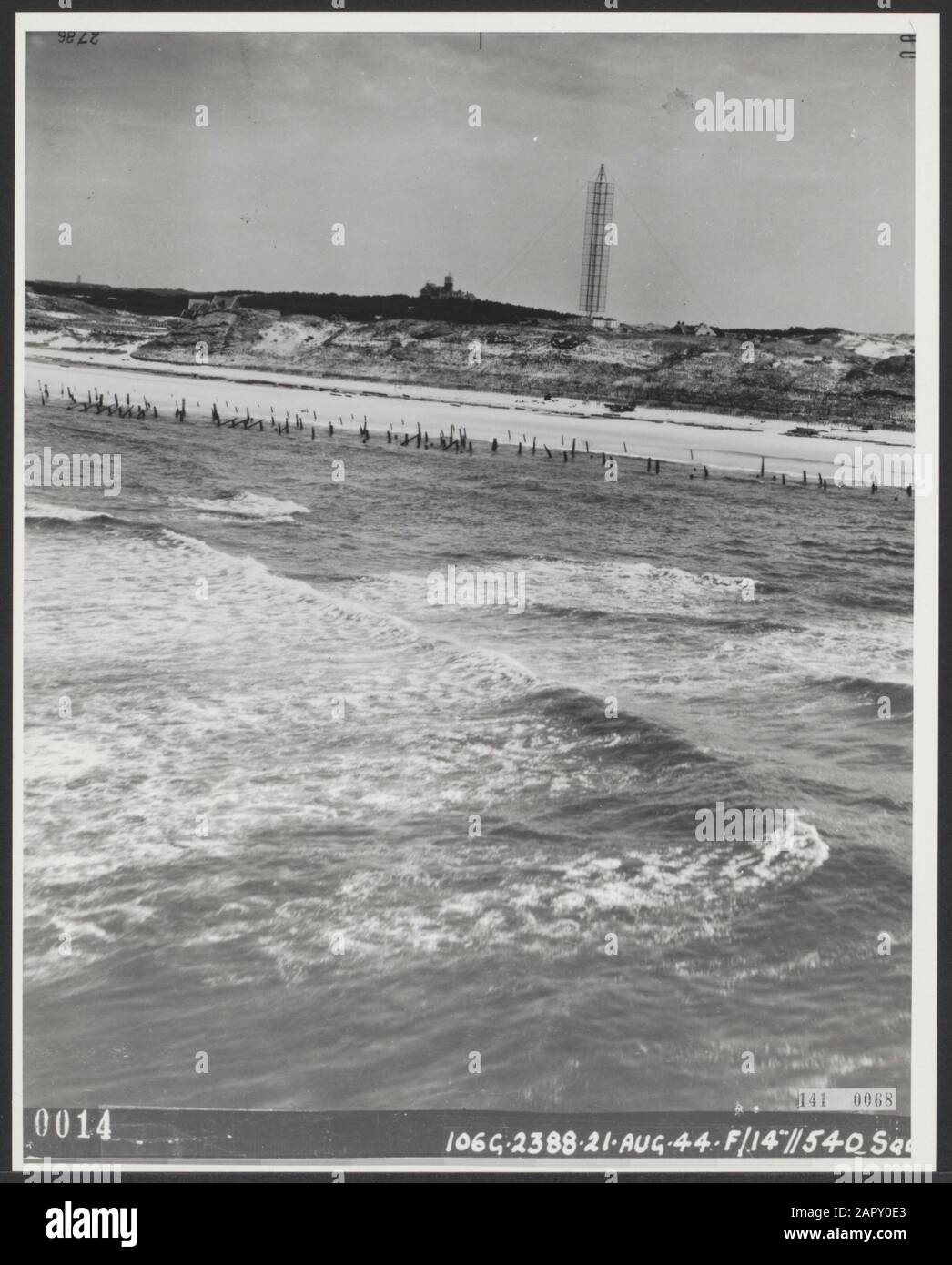 Lufteinlass. Wasserman-Radaranlage in der Nähe von Bergen aan Zee [hergestellt von einem tief fliegenden De Havilland Mosquito MK.XVI von 540 Squadron der RAF]; Stockfoto