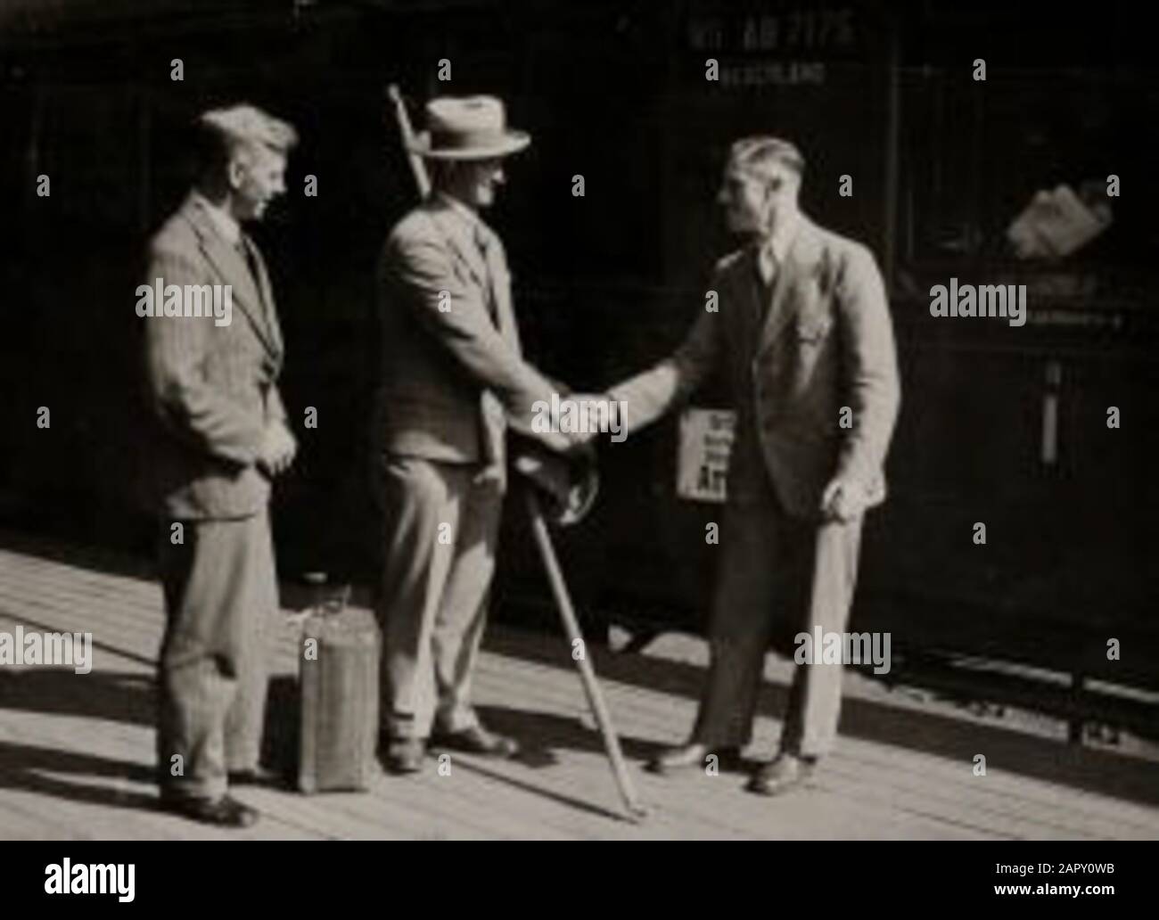 Sport. Olympia 1928 Amsterdam, Niederlande: Ein Speerwerfer mit Speer in der Hand wird bei der Ankunft am Amsterdamer Hauptbahnhof begrüßt. Stockfoto