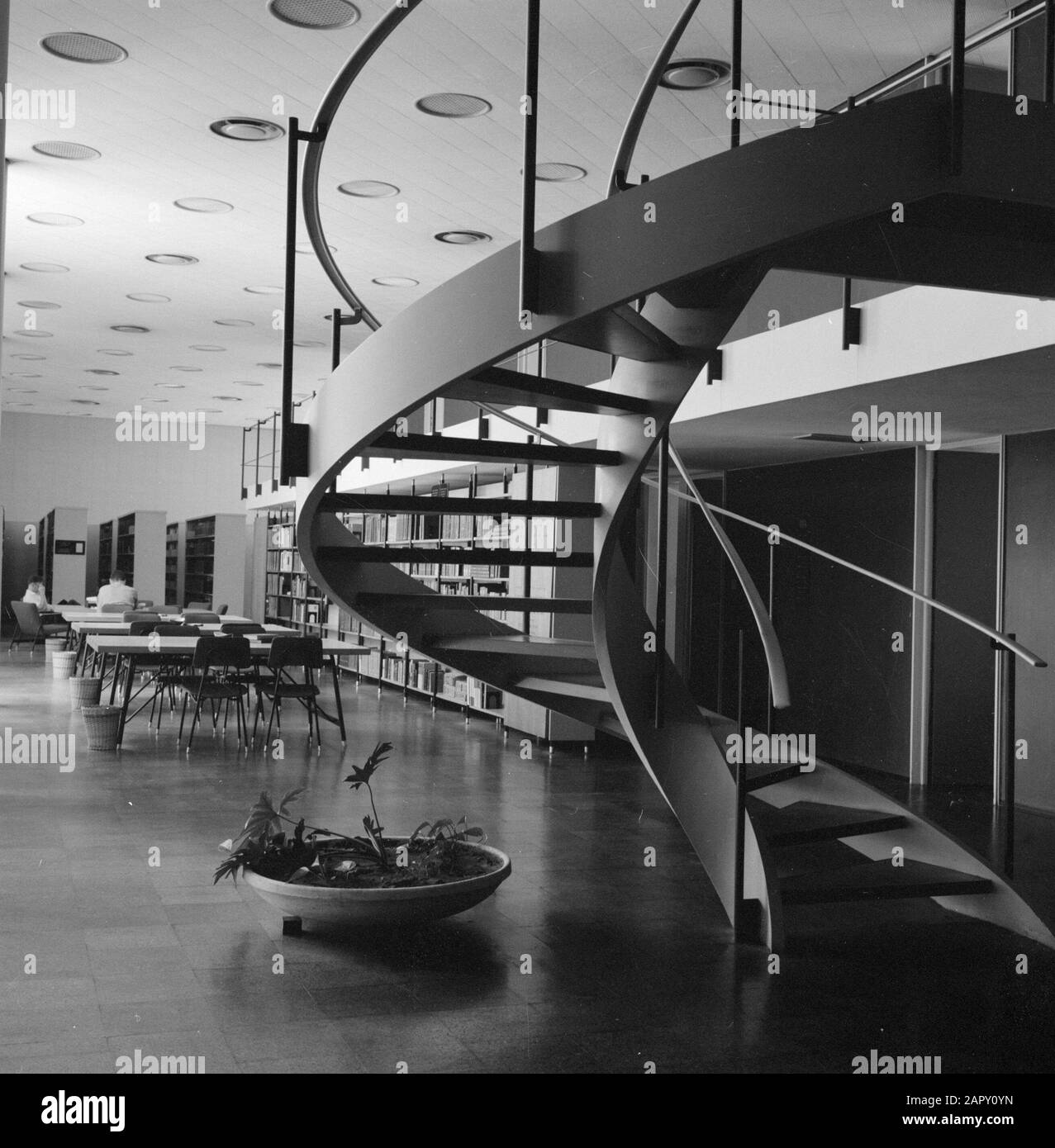 Weizmann-Institut. Innenbibliothek mit Lesetabellen, Regale mit Büchern, Pflanzmaschinen und Treppen zum Boden Datum: 1. Januar 1960 Ort: Israel, Rehovot Schlüsselwörter: Architektur, Bibliotheken, Bücher, Möbel, Pflanzmaschinen, Treppen, wissenschaftliche Forschung Personenname: Weizmann, Chaim Stockfoto