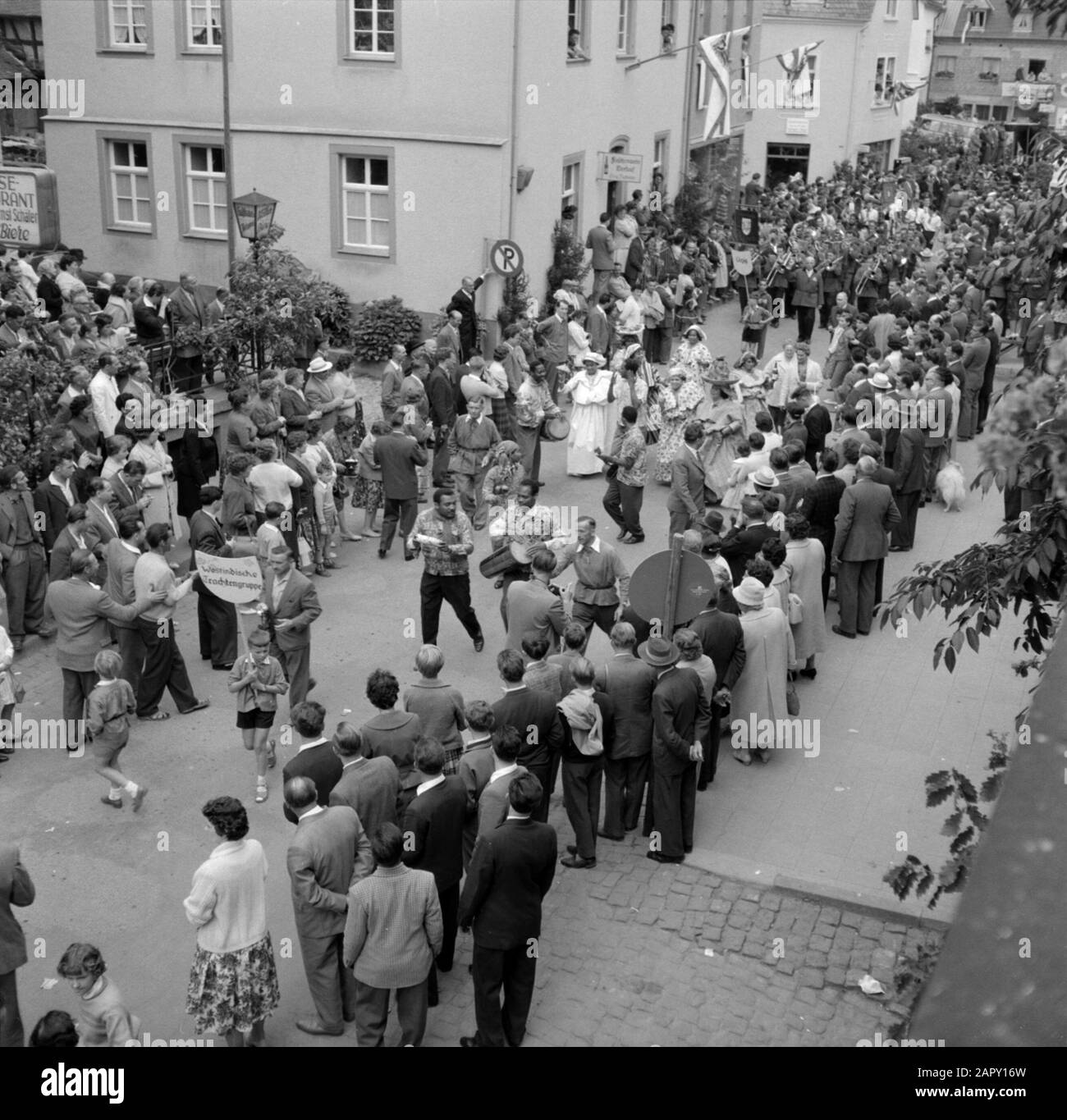 Mosel: Kostüm- und Weinfest Westindische Gruppe in Kotomisi eingekleidet in der Parade Datum: Juni 1960 Ort: Deutschland, Kröv, Rheinland-Pfalz, Westdeutschland Schlagwörter: Kostüm, Schläger, Publikum, Volksfeste Stockfoto