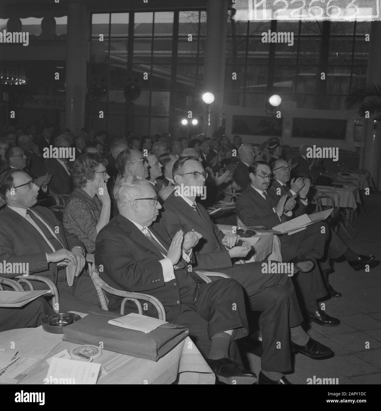 Dreitägiger Kongress der PvdA in der Rivierahal in Rotterdam Präsident der Westdeutschen Sozialdemokratischen Partei Erich Ollenbauer während des Kongresses, neben ihm Max van der Stoel Anmerkung: Vorne 2. Von links Max van der Stoel Datum: 23. März 1961 Ort: Rotterdam, Zuid-Holland Stichworte: Tagungen, Konferenzen, politische Parteien Personenname: Ollenbauer, Erich, Vorsitzender, Max van der Institutsname: Rivièrahal Stockfoto