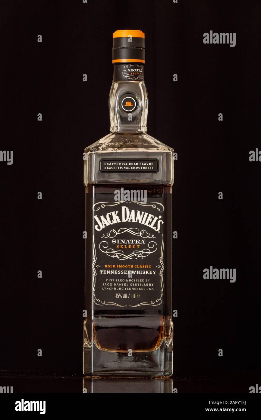 Lynchburg, Tennessee, USA - 12. Januar 2020: Jack Daniels Sinatra Select Tennessee Whiskey in einer Flasche auf schwarzem Hintergrund. Ein luxuriöses Getränk. Stockfoto