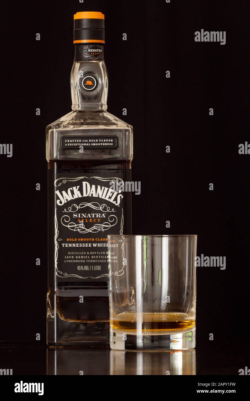 Lynchburg, Tennessee, USA - 12. Januar 2020: Jack Daniels Sinatra Select Tennessee Whiskey in einer Flasche und ein Großes Tumbler Glas auf dunklem Hintergrund. Stockfoto
