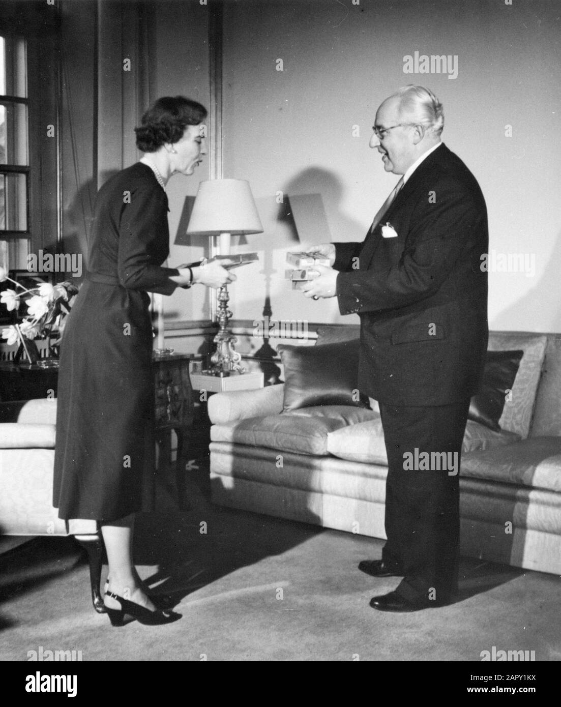 Familie von König Friedrich IX. Von Dänemark William of the Poll Hands präsentiert Geschenke an den dänischen König Ingrid Datum: März 1954 Ort: Dänemark, Kopenhagen Schlüsselwörter: Geschenke, Interieurs, Königinnen, Möbel, Paläste persönlicher Name: Ingrid (Königin Dänemark), Poll, William of the Stockfoto