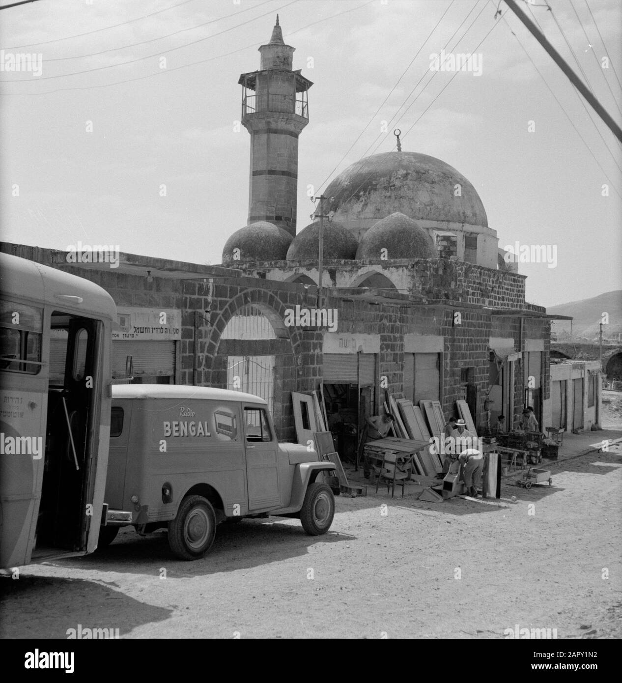 Tiberias Straße in der Nähe der Al Amari Moschee in Tiberias mit Werkstätten, darunter eine Tischlerwerkstatt, mit geparkten Autos, darunter ein Lieferwagen der Firma Radio Bengal. Israel, Tiberias.; Stockfoto