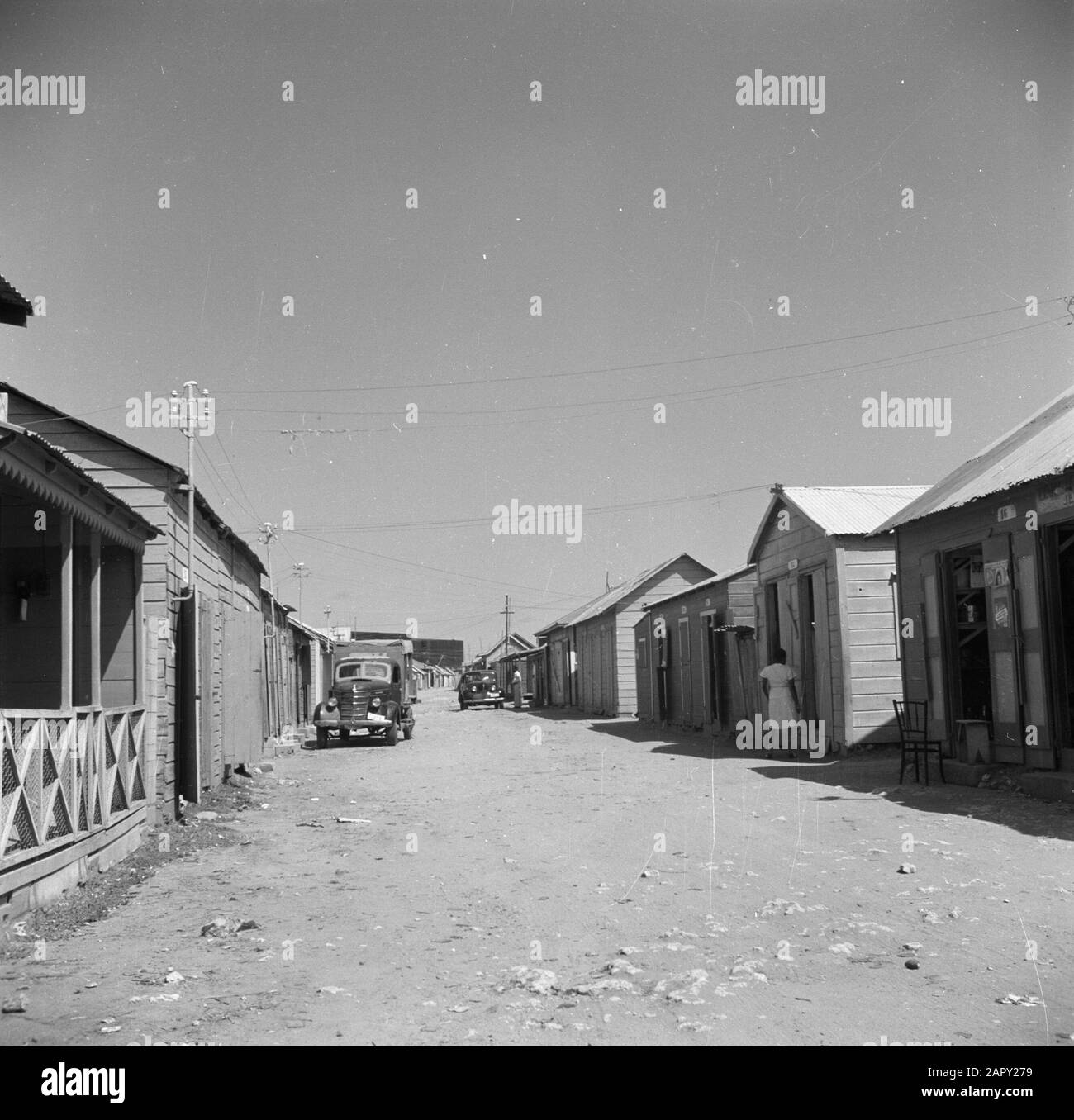 Reisen Sie nach Suriname und zu den niederländischen Antillen In einem armen Viertel in San Nicolas am Aruba Datum: 1947 Ort: Aruba, San Nicolas Schlüsselwörter: Autos, Straßenbilder Stockfoto