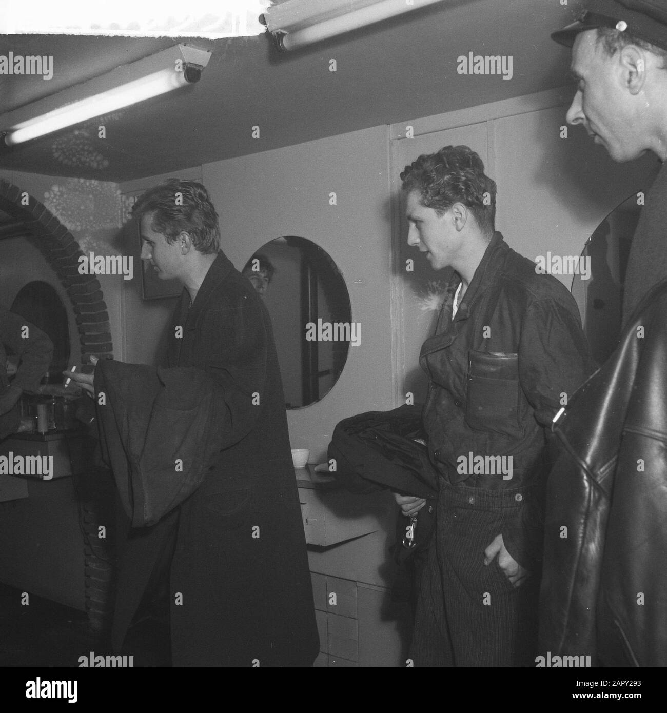 Deutsche Volkswagen fährt in der O. z. Achterburgwal bei Wasserdatum: 31. März 1961 Personenname: O. z. Achterburgwal Stockfoto