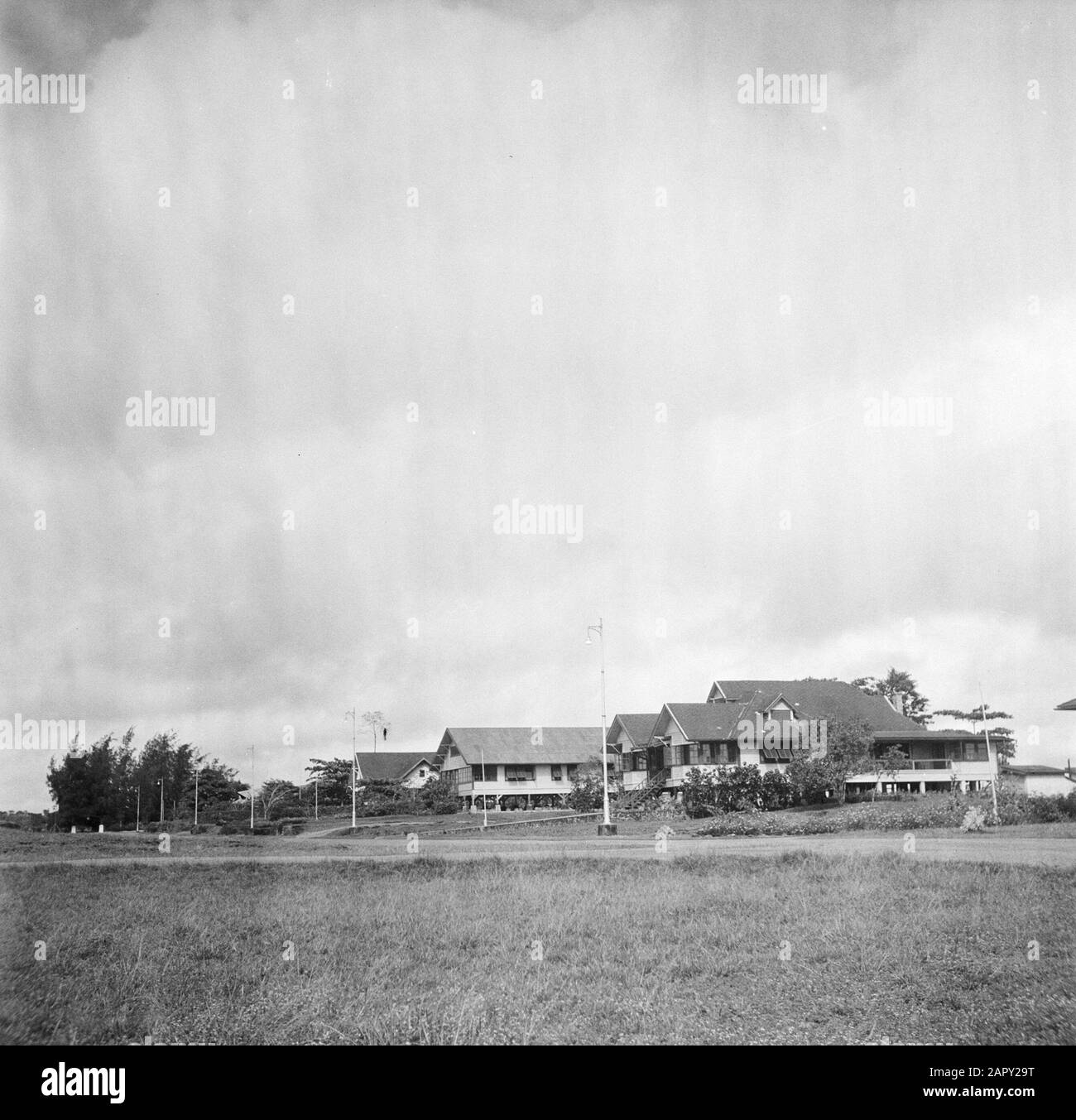 Reisen Sie nach Suriname und zu den niederländischen Antillen Residenz der Mitarbeiter auf dem Gelände der Surinamese Bauxite Maatschappij in Moengo Datum: 1947 Ort: Moengo, Suriname Schlüsselwörter: Wohnungen Stockfoto