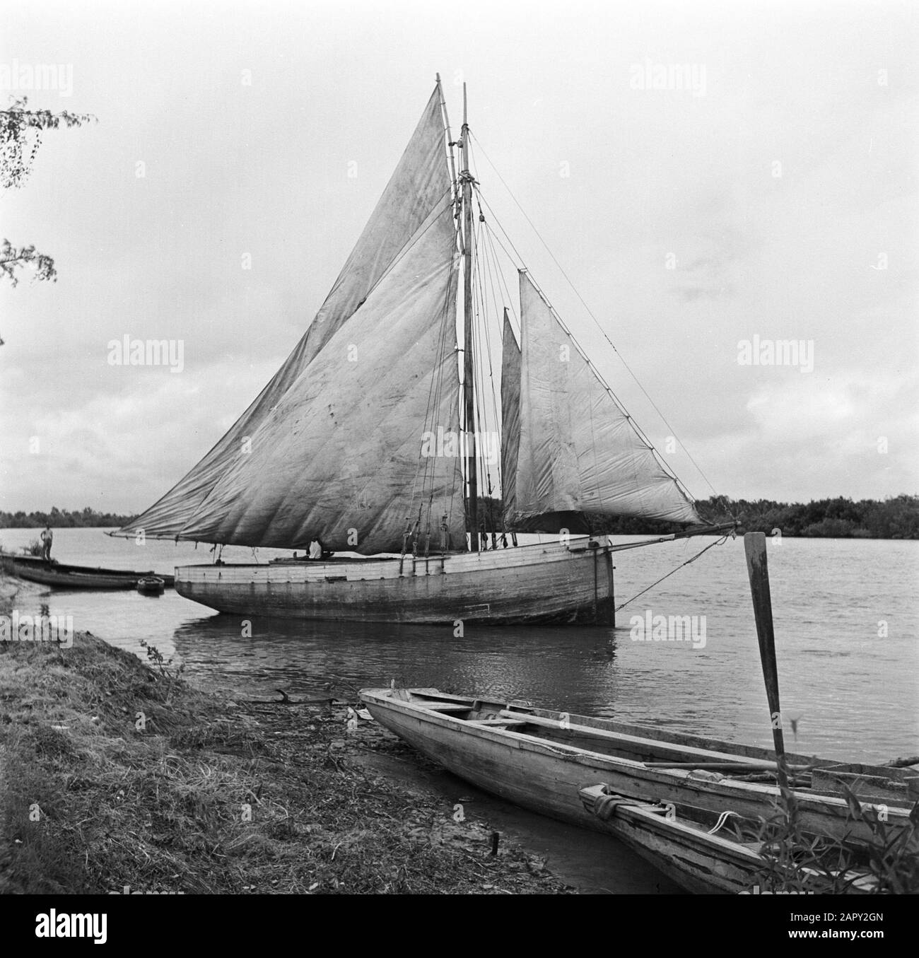 Reisen Sie nach Suriname und zu den niederländischen Antillen Segelboot auf dem Coronierivier in der Nähe von Nieuw-Nickerie Datum: 1947 Ort: Neue Nickerie, Suriname Schlüsselwörter: Flussbilder, Schiffe Stockfoto
