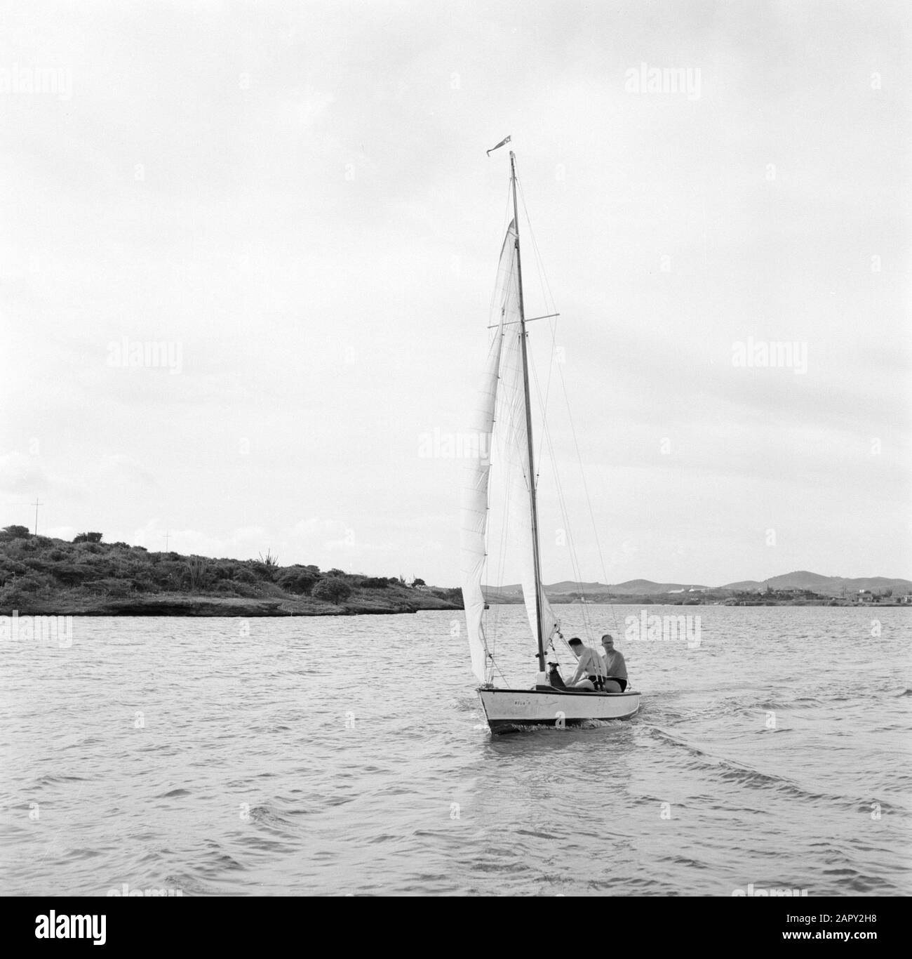 Niederländische Antillen und Suriname zum Zeitpunkt des königlichen Besuchs von Königin Juliana und Prinz Bernhard im Jahr 1955 Segelboot auf einem See Datum: Oktober 1955 Ort: Curaçao, Niederländische Antillen Schlüsselwörter: Seen, Segelschiffe Stockfoto