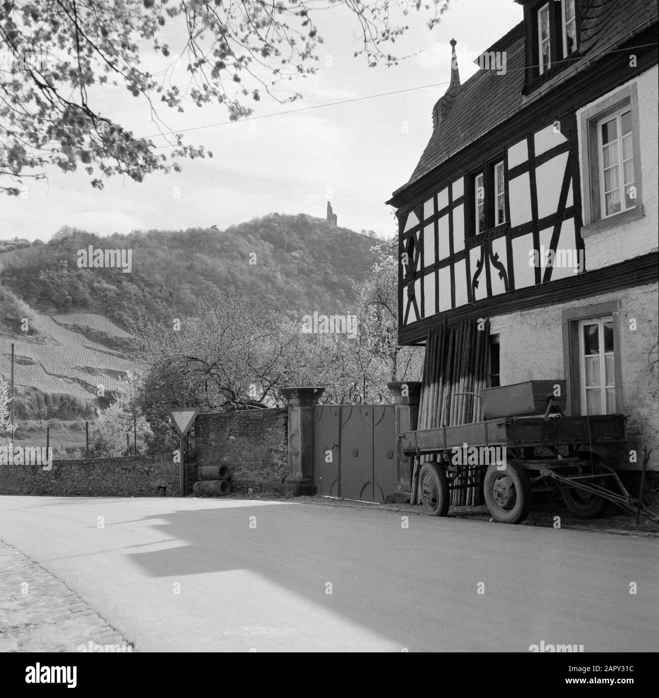 Kriegsfreiwillige in Malakka und Indonesien Sickbay an Bord des Motorschiffs Orange Annotation: Veröffentlicht im Buch "Jungs vom det" mit der Überschrift:: In Reihen hängen die Patienten die Krankenhaus-Cover auf" Datum: Dezember 1945 Ort: Batavia, Indonesien, Jakarta, Niederländische Ostindien, Tandjong Priok Stichwörter: Hängematten, Schiffe, Krankenschwestern, Name der Krankentransportanstalt: Rotes Kreuz Stockfoto