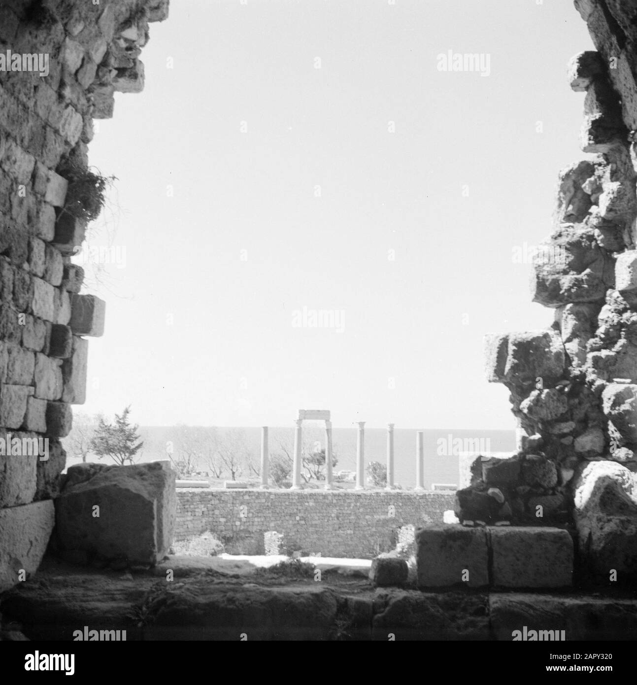 Naher Osten 1950-1955: Libanon Blick von der Befestigung des Greco-römischen Tempels bleibt in Byblos Datum: 1950 Ort: Byblos, Libanon Schlüsselwörter: Forts, Ruinen, Tempel Stockfoto